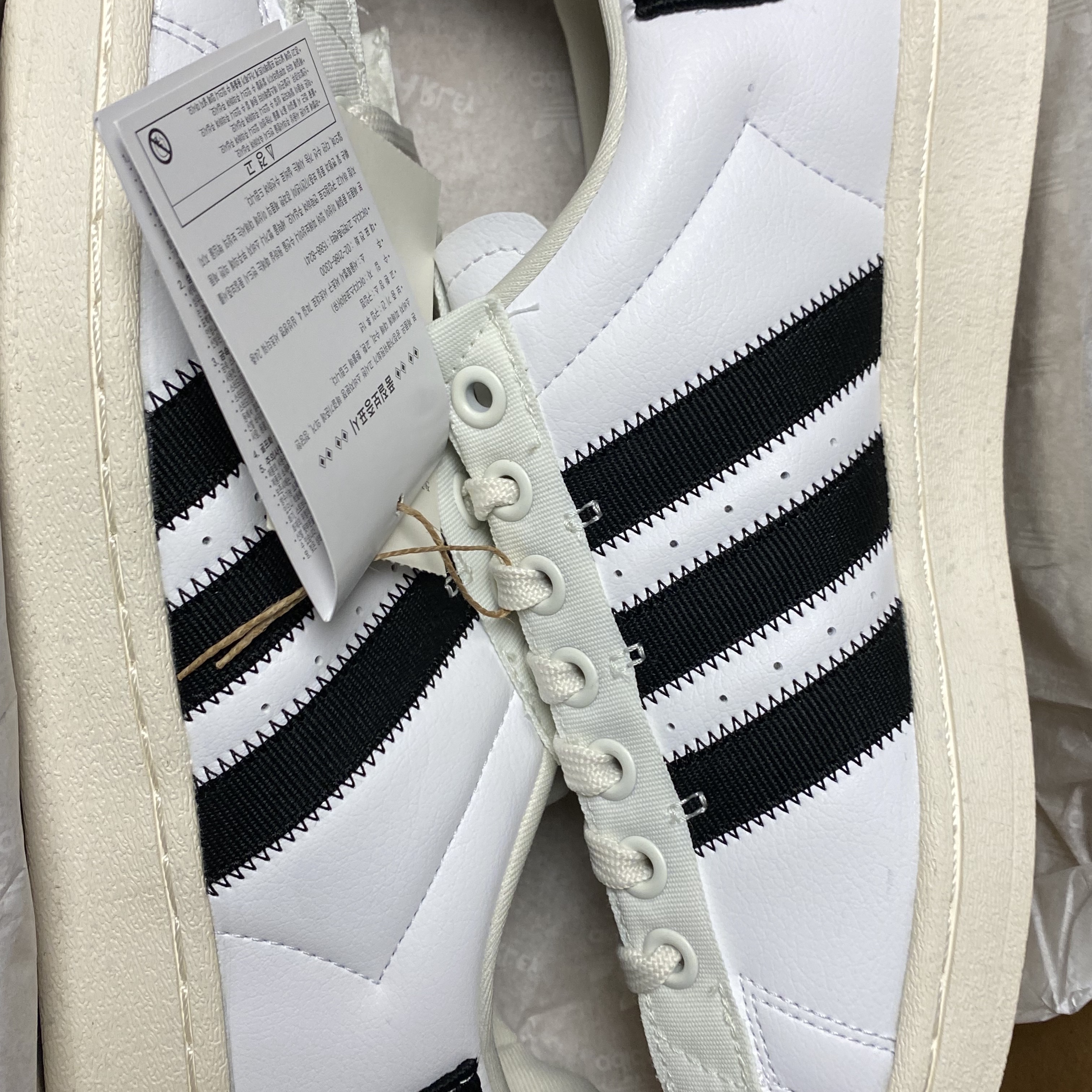 Adidas x Parley Superstar White 착용 스타일