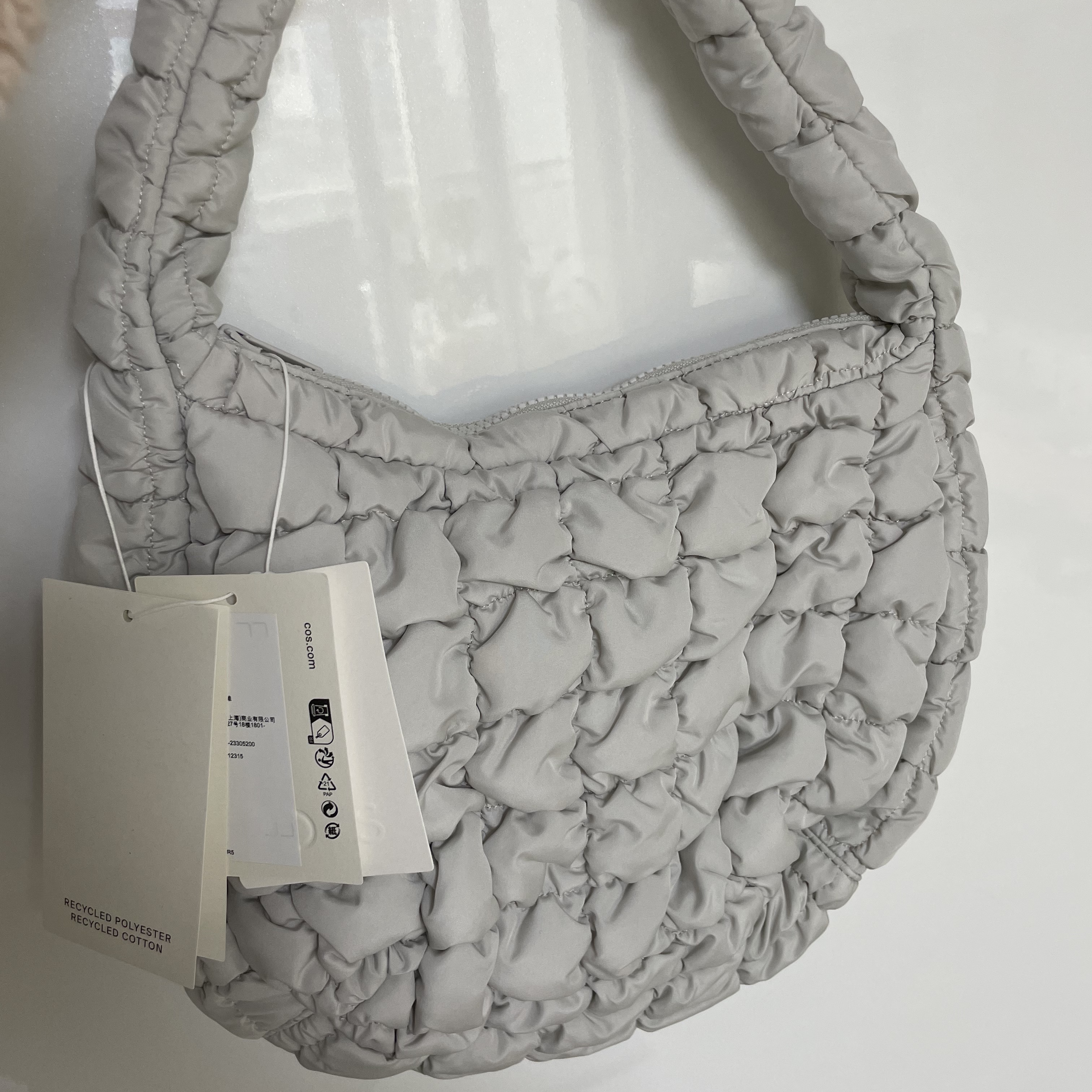 COS Quilted Mini Bag Light Grey 착용 스타일 - 1
