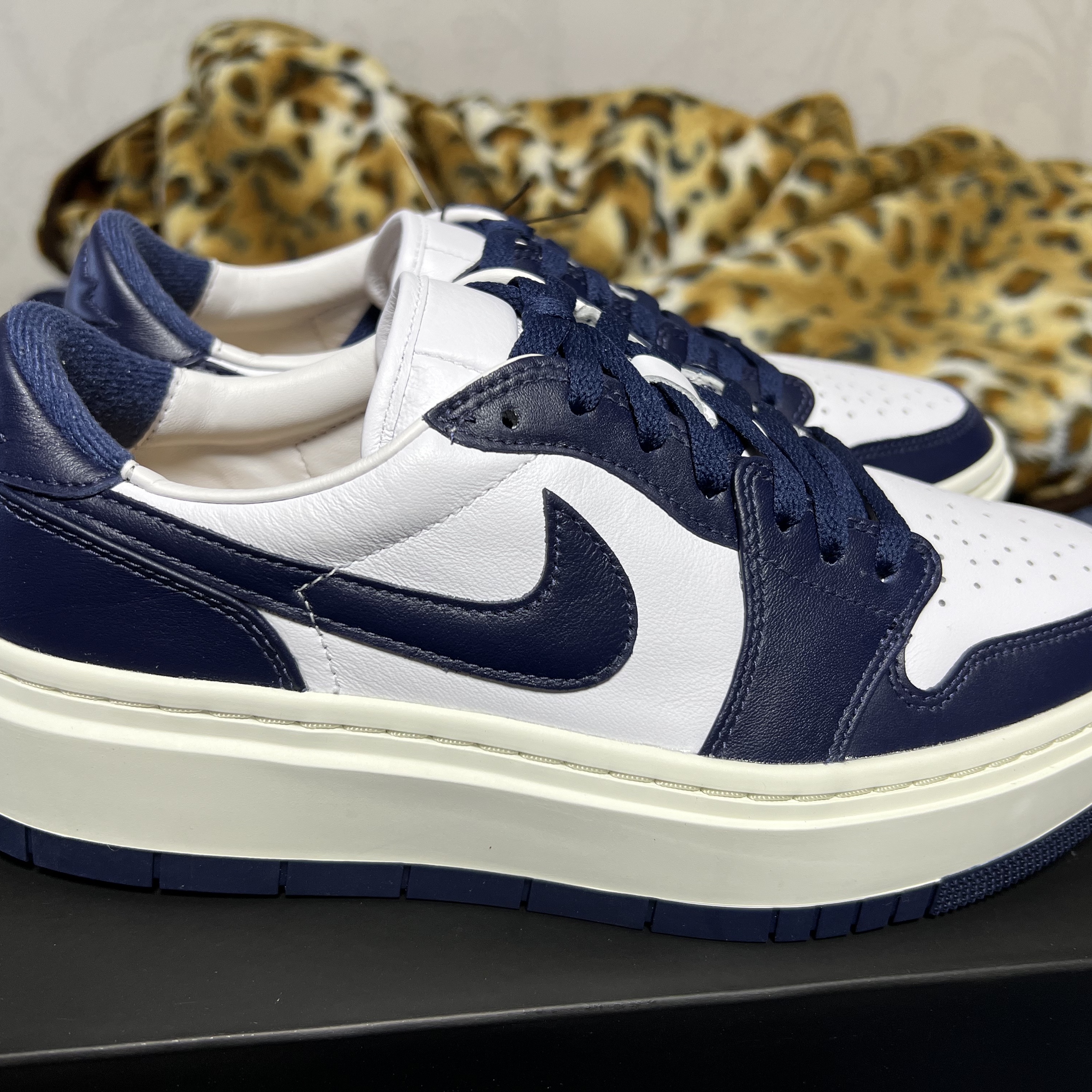 (W) Jordan 1 Elevate Low Midnight Navy 착용 스타일 - 2
