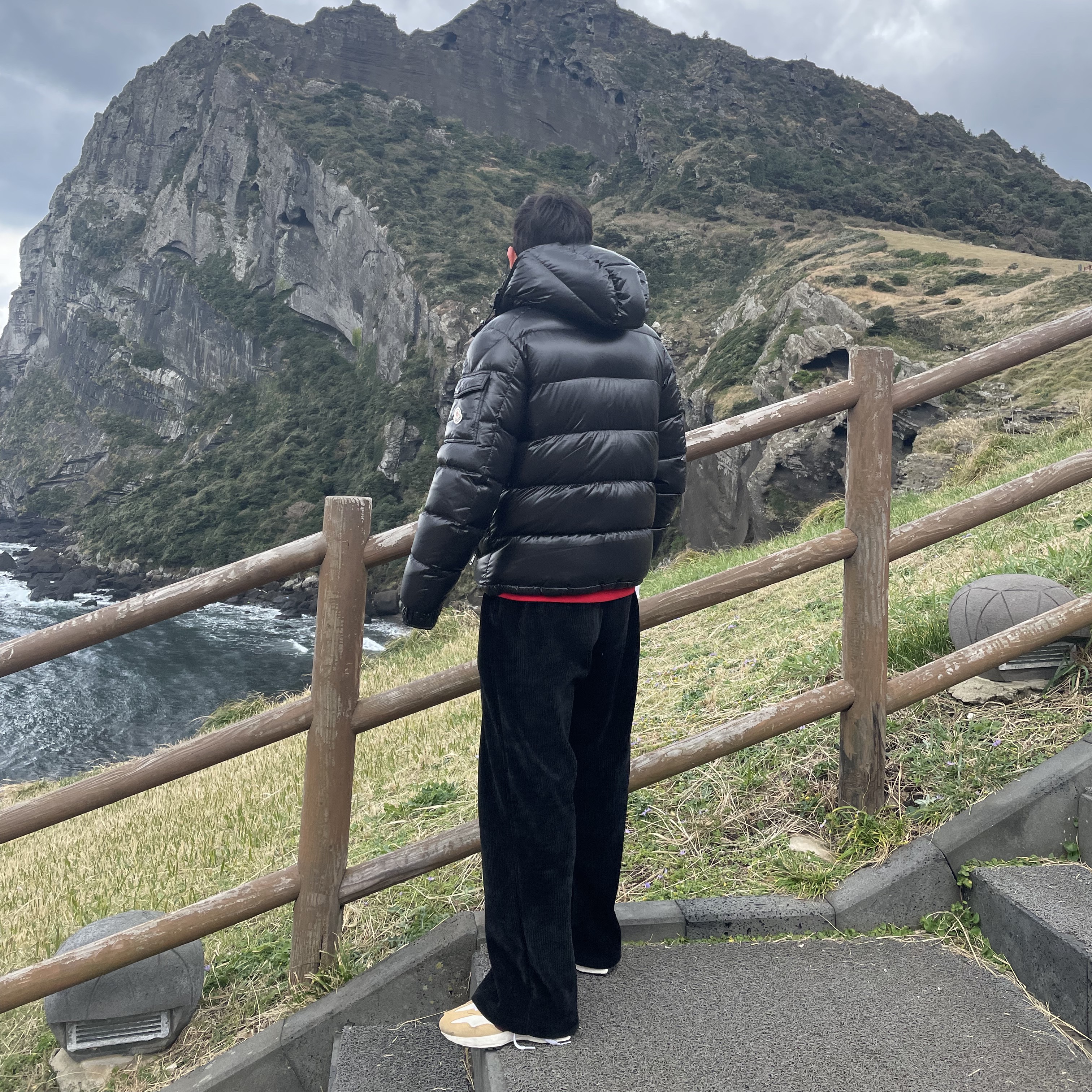 New Balance 327 Moonbeam Ghost Pepper, Moncler Maya Short Down Jacket Black - 22FW 착용 스타일 - 2