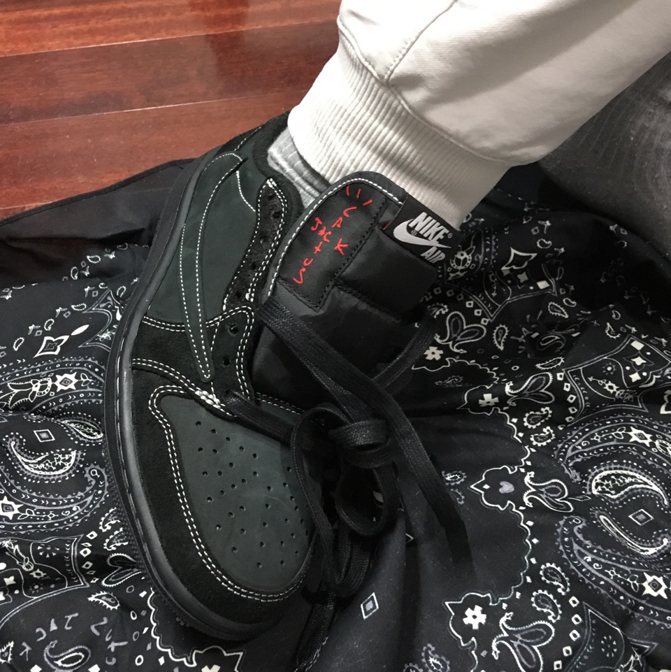 Jordan 1 x Travis Scott Retro Low OG SP Black Phantom 착용 스타일 - 3