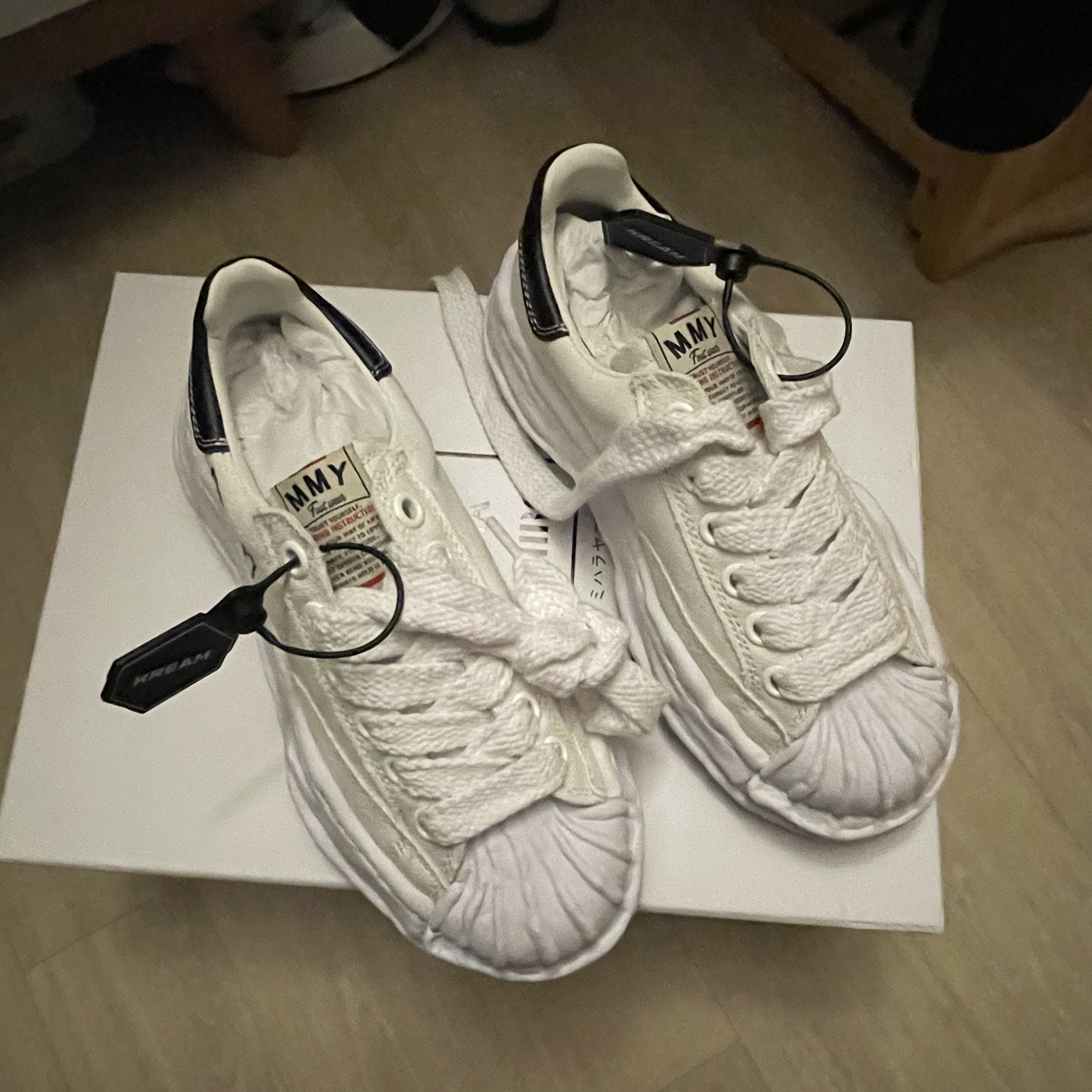 Maison Mihara Yasuhiro Blakey OG Sole Canvas Low-top Sneakers White 착용 스타일