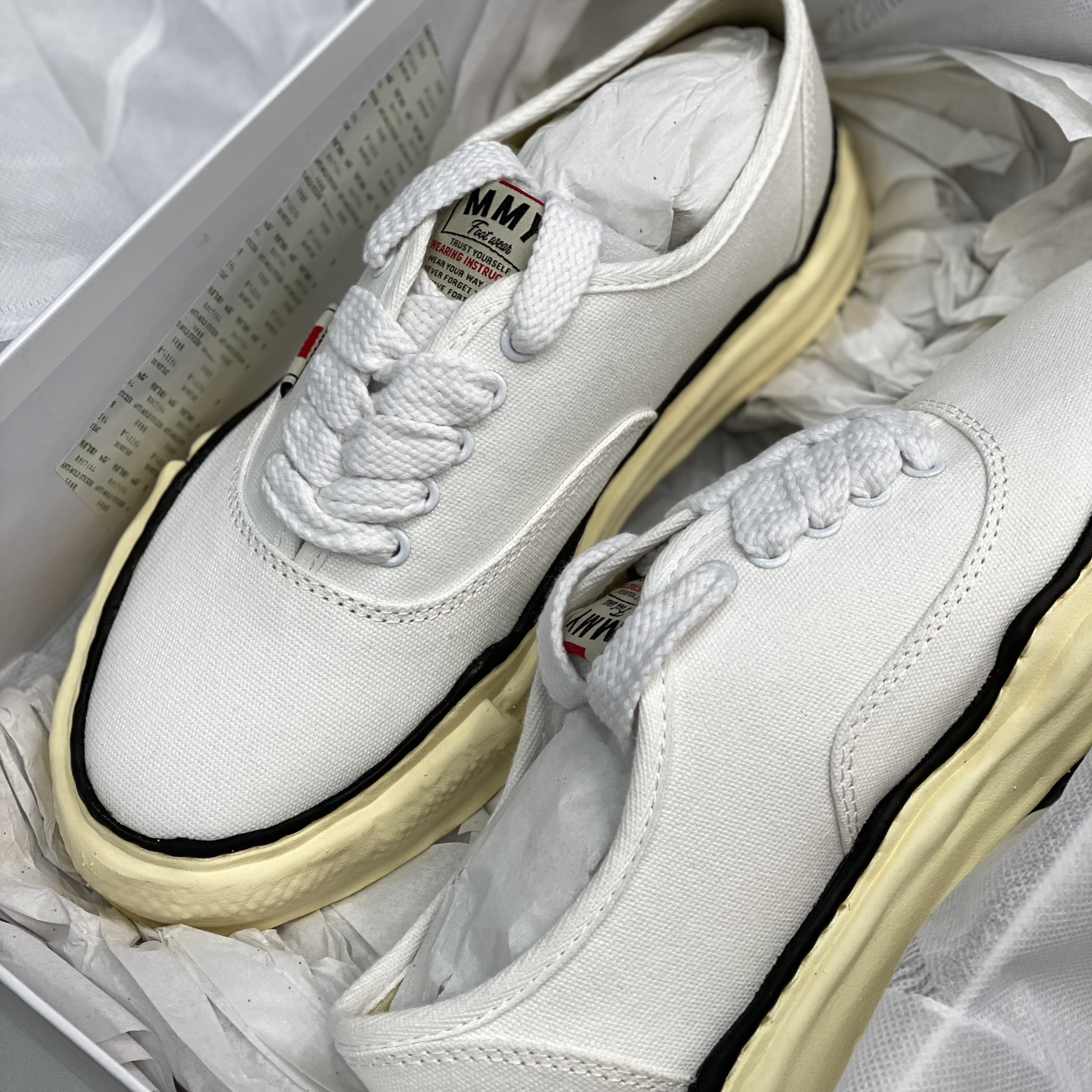 Maison Mihara Yasuhiro Baker OG Sole OD Canvas Low-top Sneakers White 착용 스타일