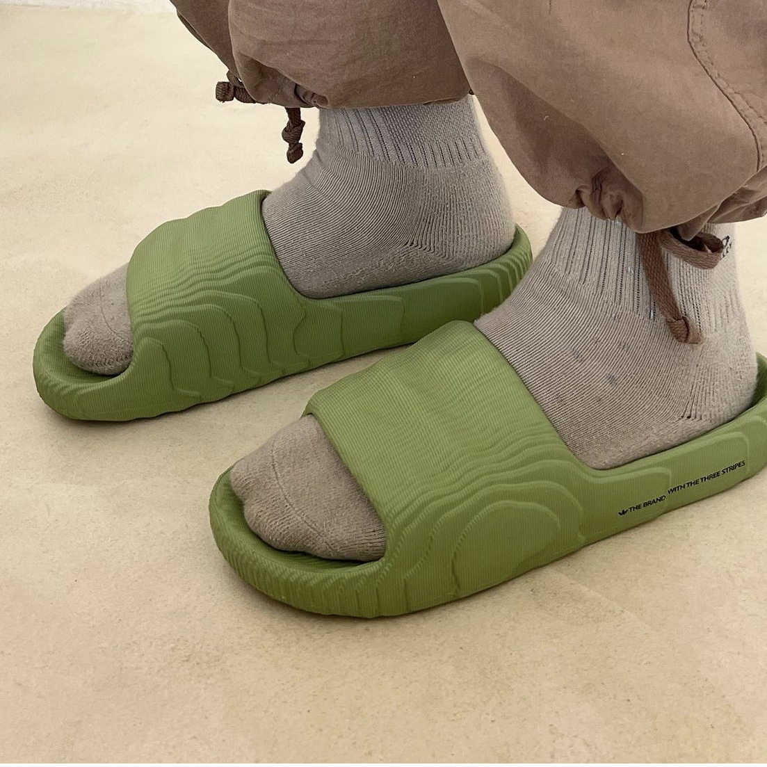 Adidas Adilette 22 Magic Lime 착용 스타일