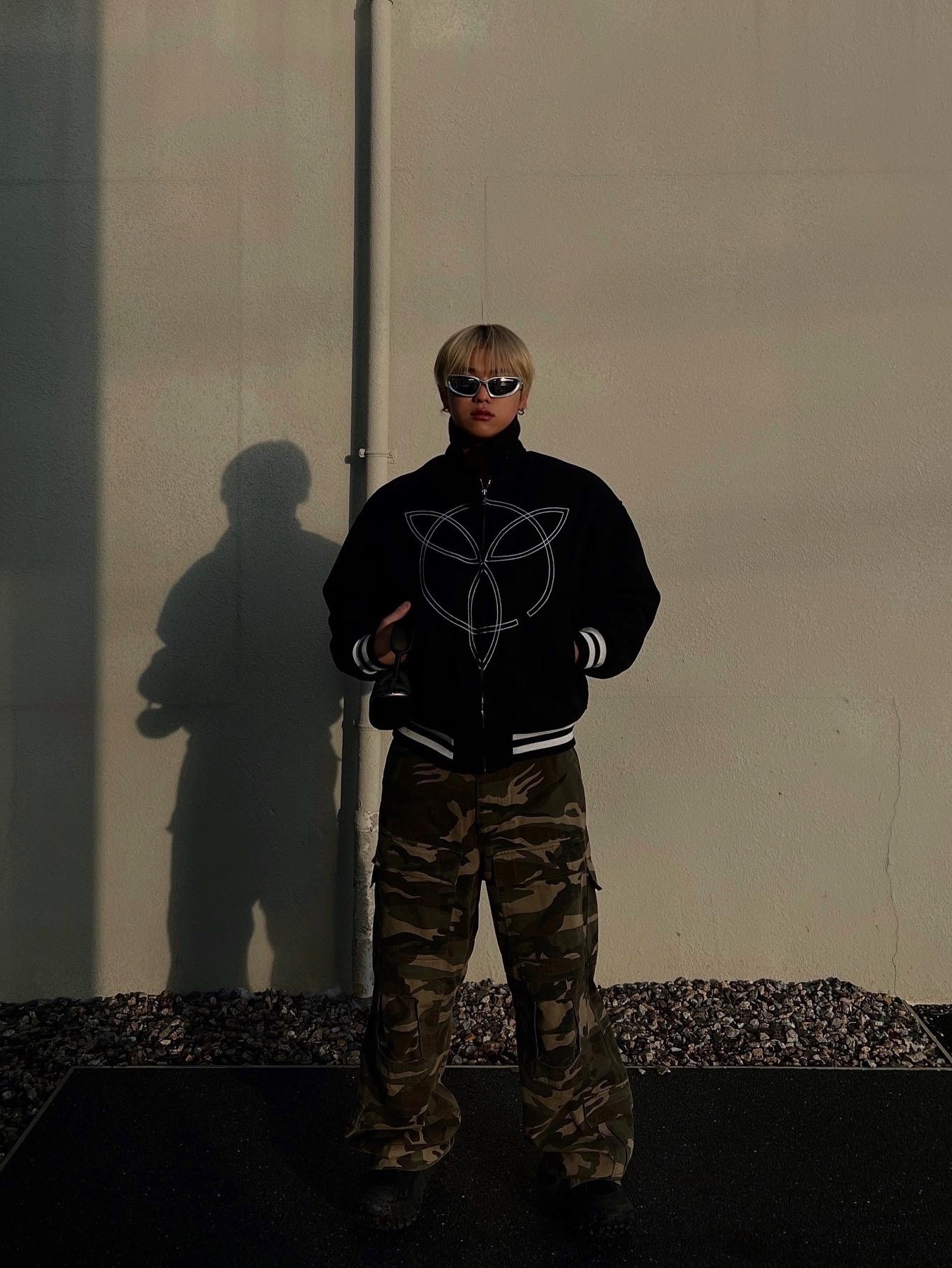 Balenciaga Defender Sneakers Black, Apple AirPods Max Lightning Space Gray (Korean Ver.) 착용 스타일 - 2