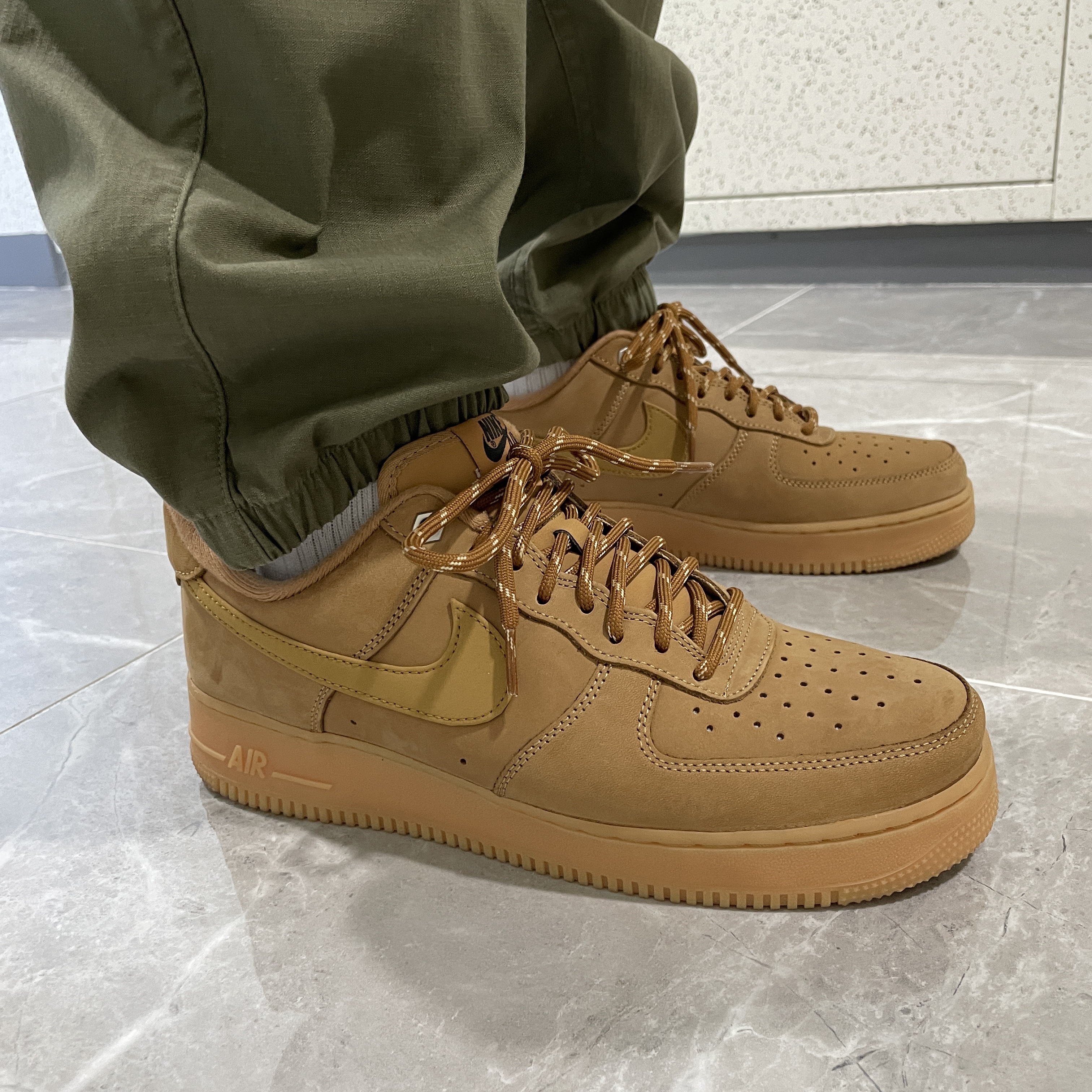Nike Air Force 1 '07 WB Flax, Nike ACG Trail Pants Medium Olive - Asia 착용 스타일