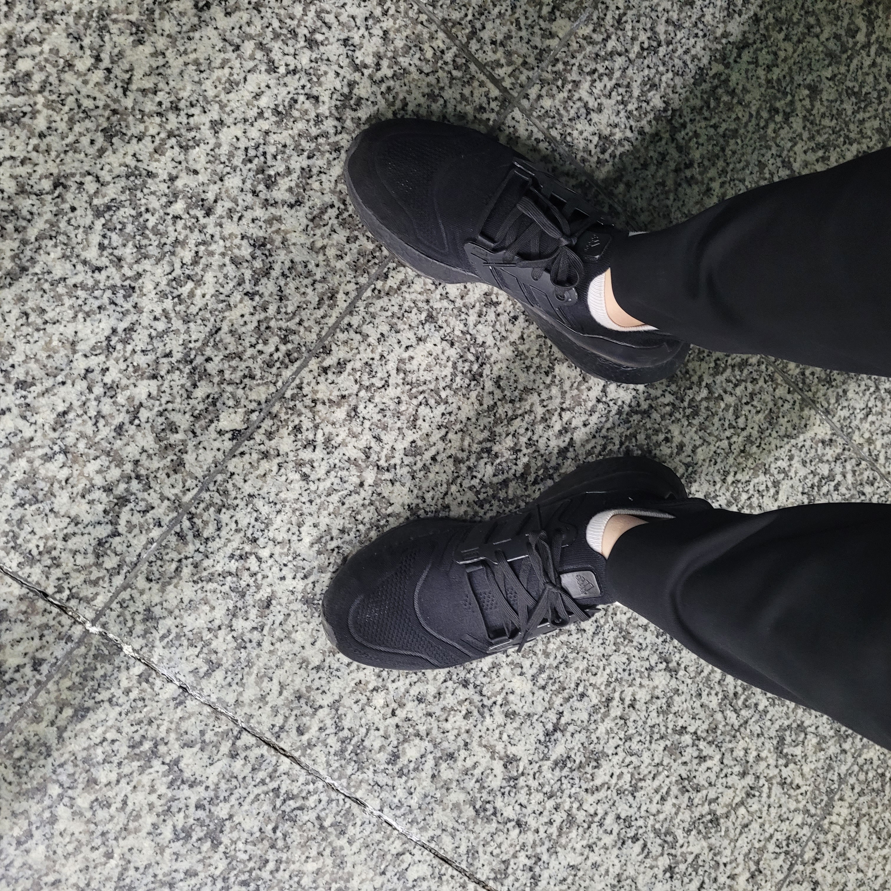 Adidas Ultraboost 22 Triple Black 착용 스타일