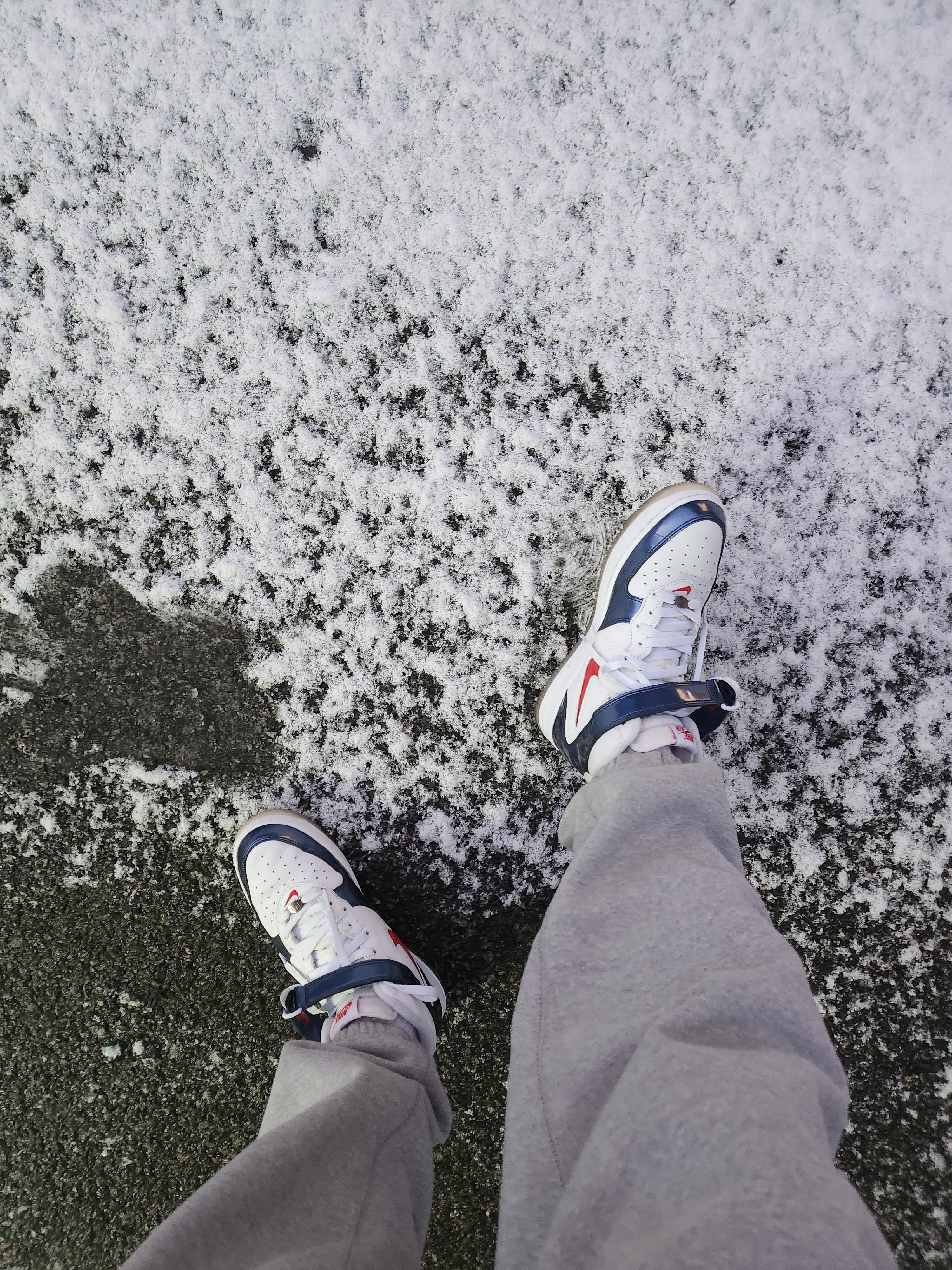 Nike NRG Solo Swoosh Fleece Pants Dark Grey Heather - Asia, Nike Air Force 1 Mid QS University Red and Midnight Navy 착용 스타일 - 3