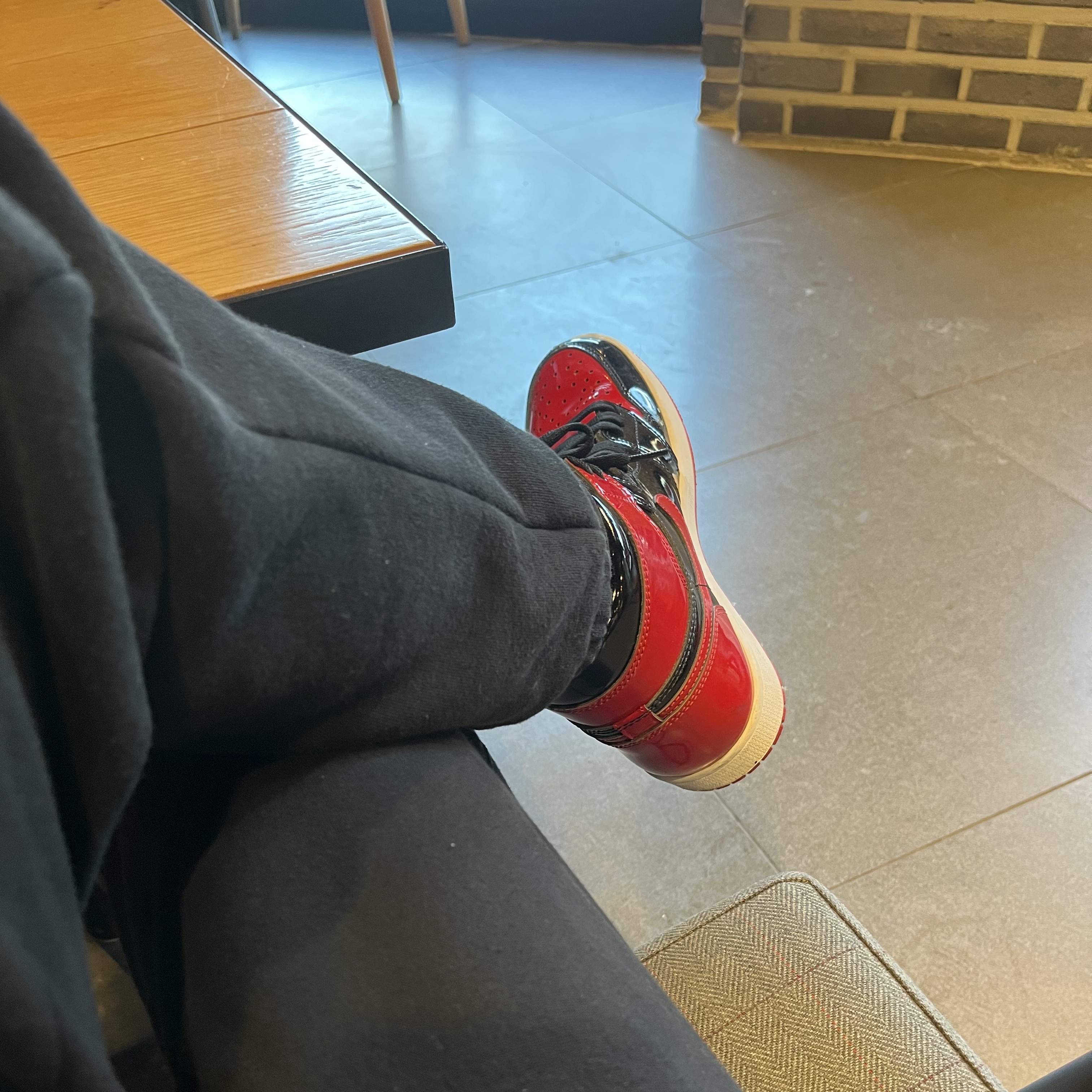 Jordan 1 Retro High OG Patent Bred, Essentials 1977 Crewneck Sweatshirt Iron - 22SS 착용 스타일 - 3