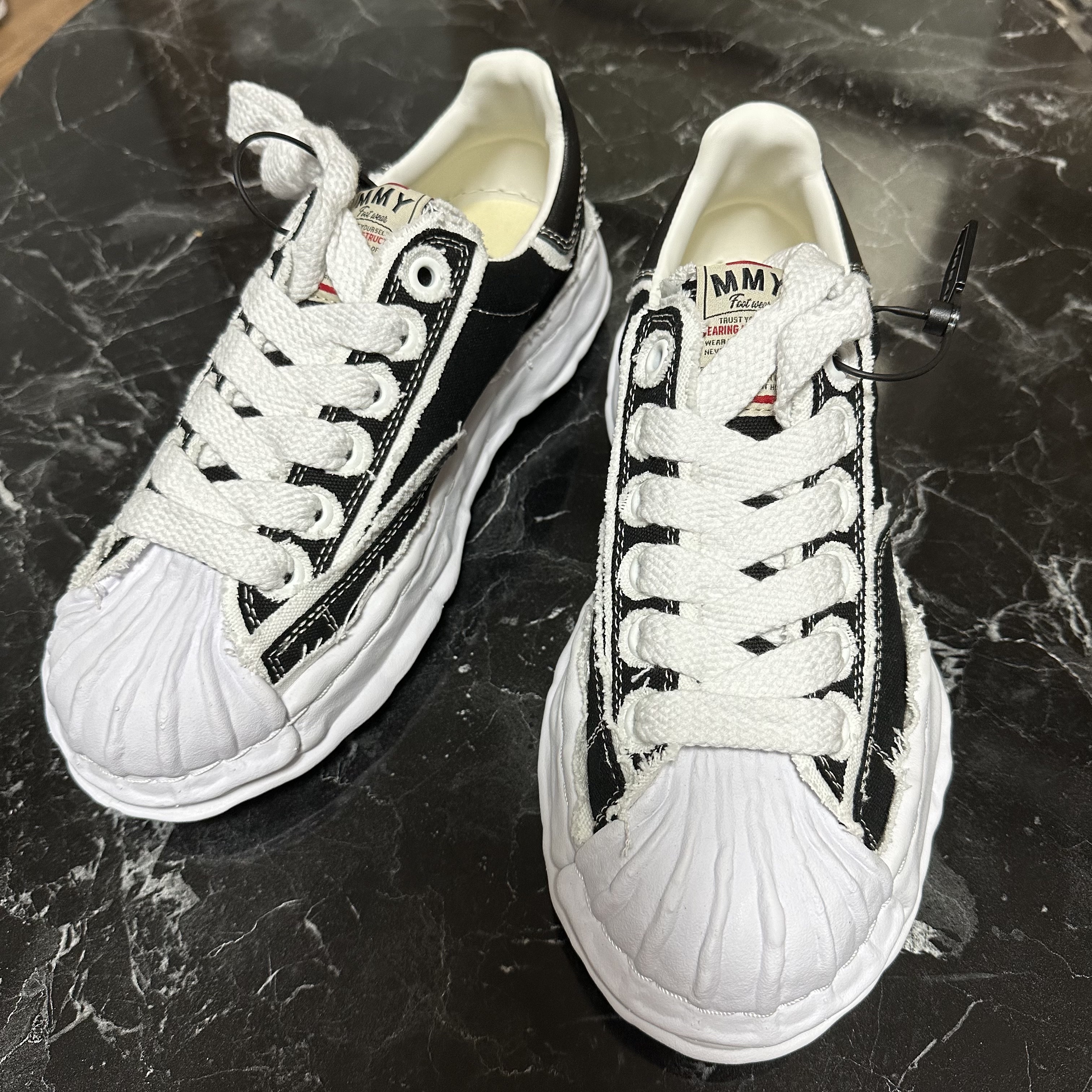 Maison Mihara Yasuhiro Blakey OG Sole OH Canvas Low-top Sneakers Black 착용 스타일