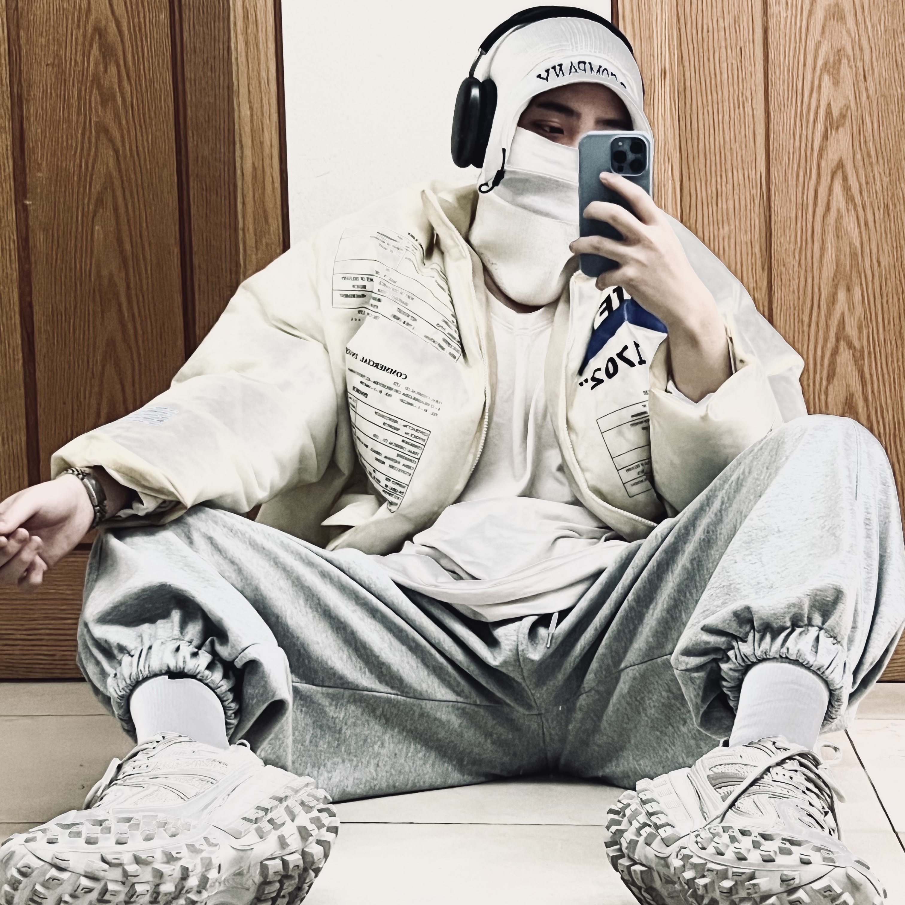 Balenciaga Defender Sneakers Beige, Essentials Long Sleeve T-Shirt Oatmeal - 21SS 착용 스타일