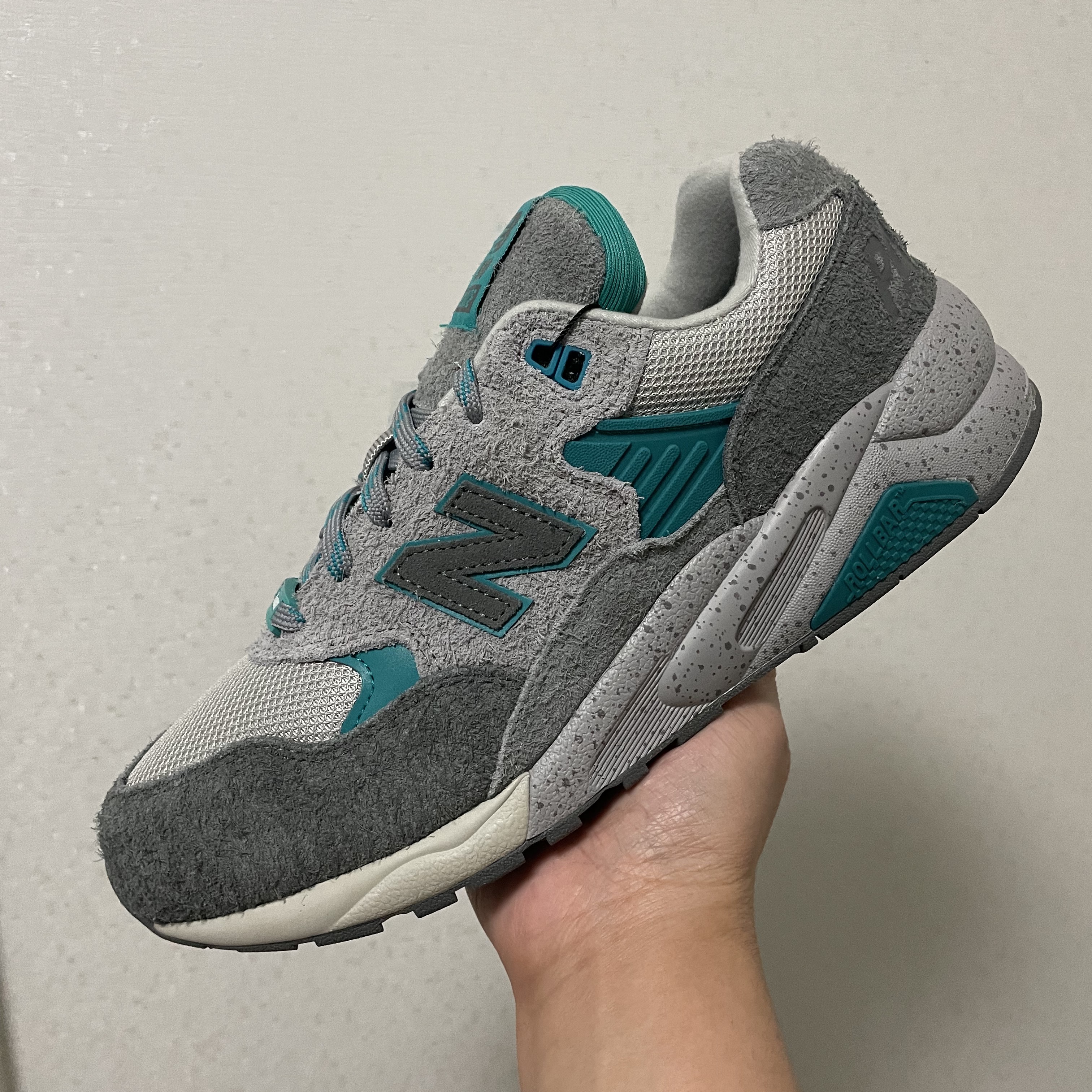 New Balance x Palace MT580 Gargoyle Lapis Blue 착용 스타일 - 1