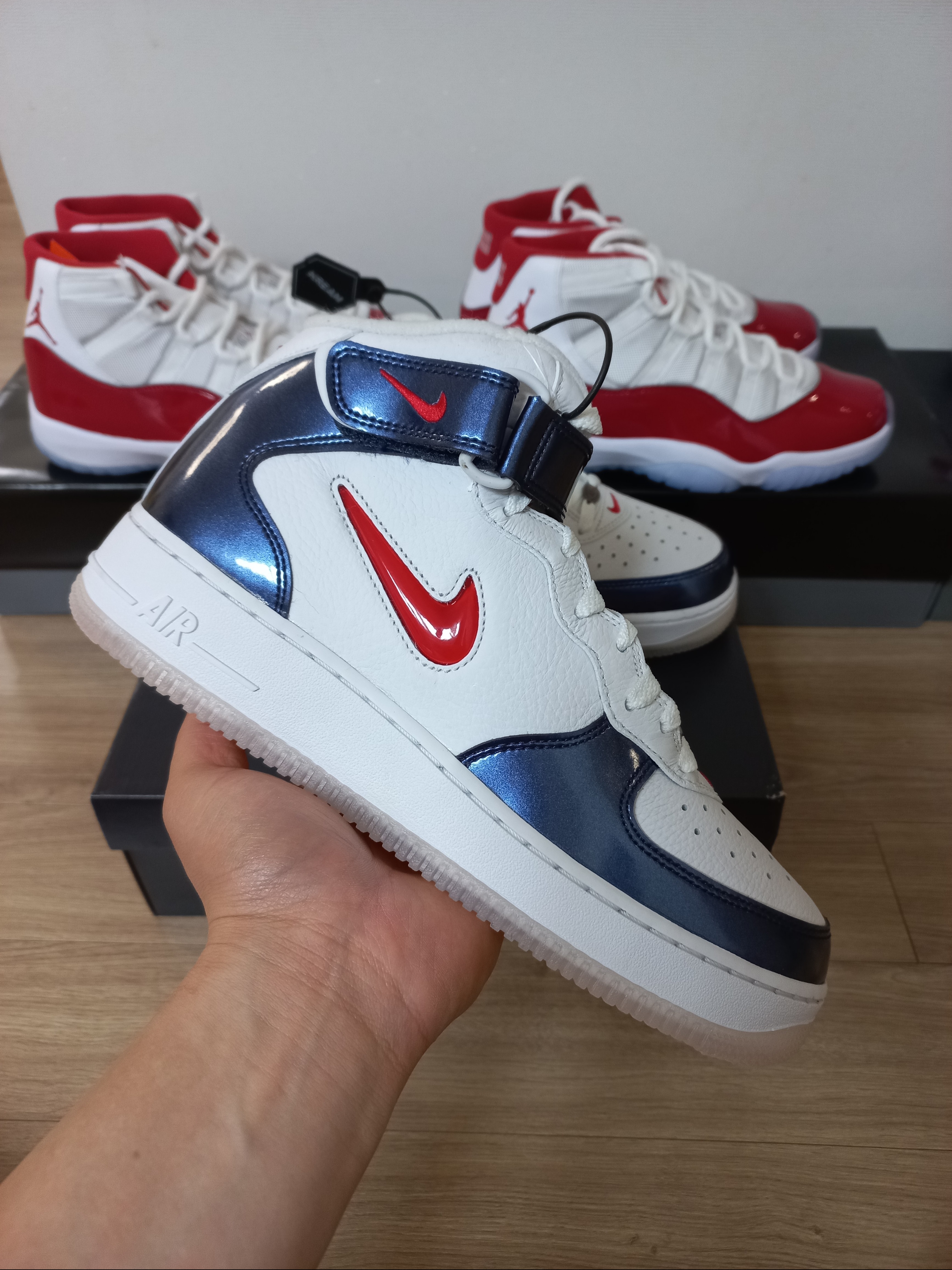 Nike Air Force 1 Mid QS University Red and Midnight Navy, Jordan 11 Retro Varsity Red 착용 스타일 - 1