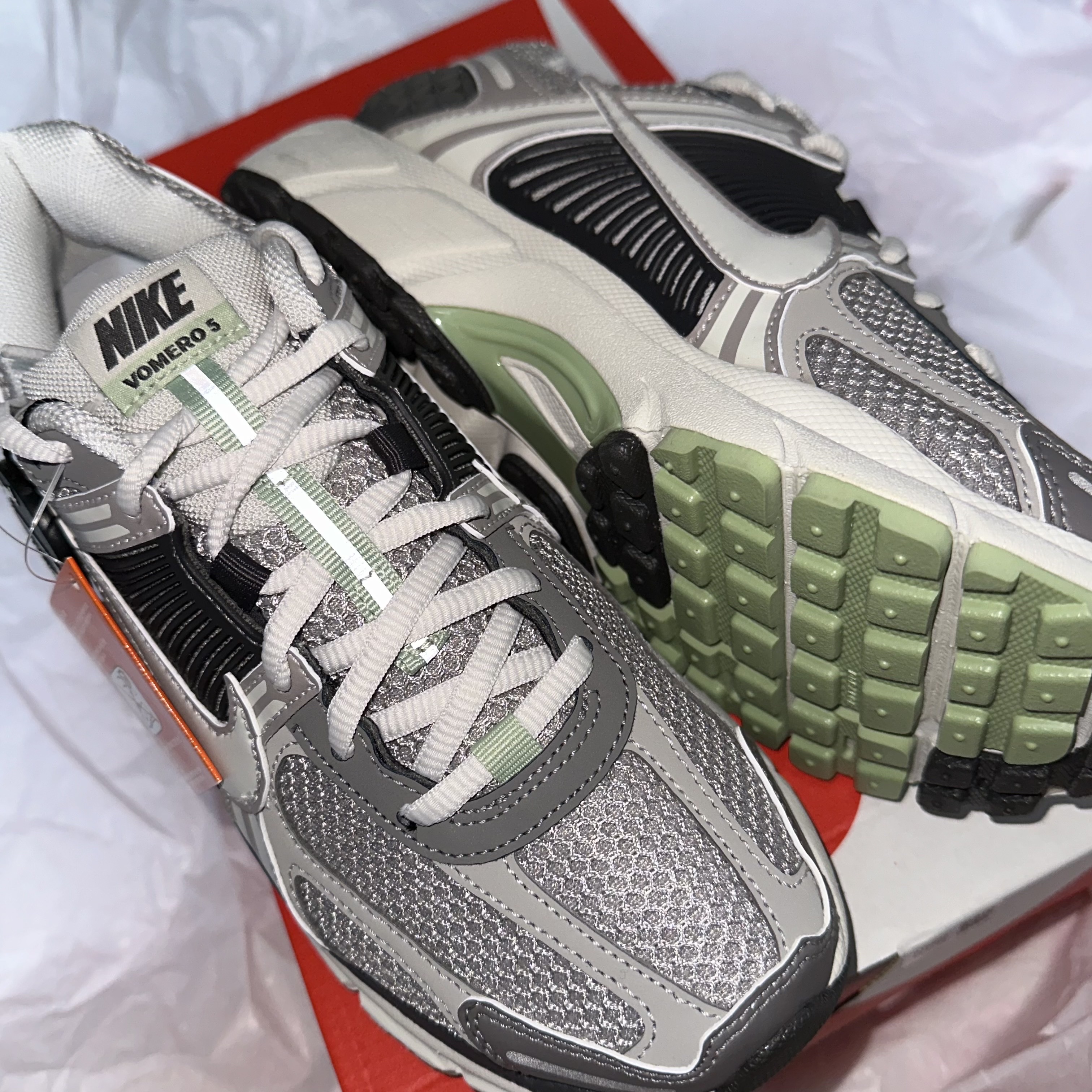 (W) Nike Zoom Vomero 5 Cobblestone and Flat Pewter 착용 스타일