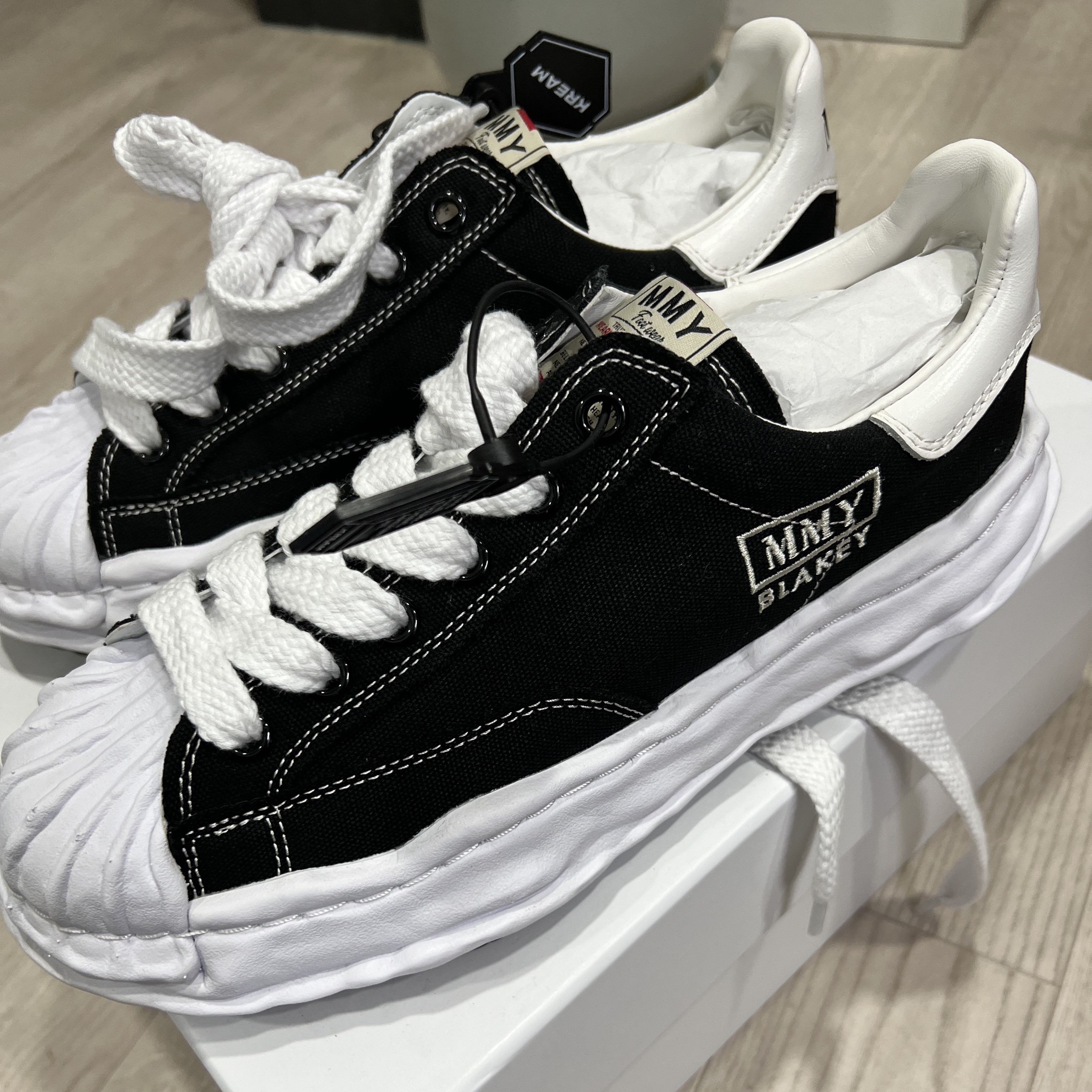 Maison Mihara Yasuhiro Blakey OG Sole Canvas Low-top Sneakers Black White 착용 스타일