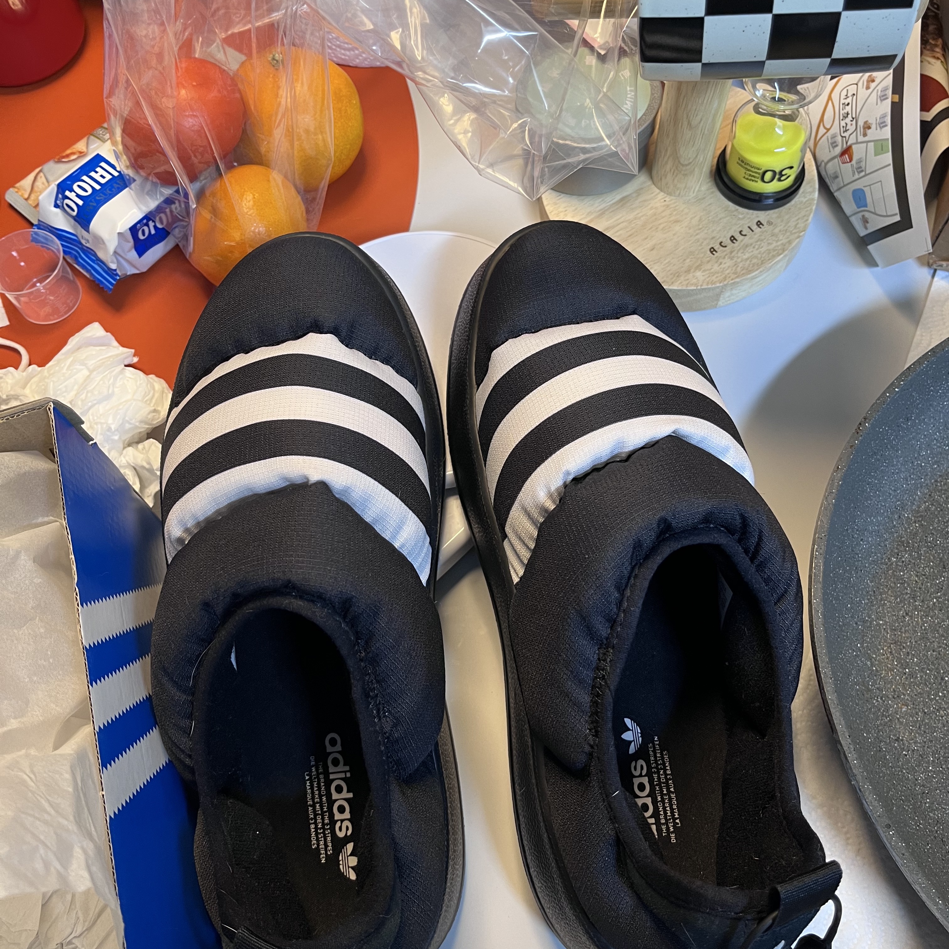 Adidas Puffylette Core Black 착용 스타일