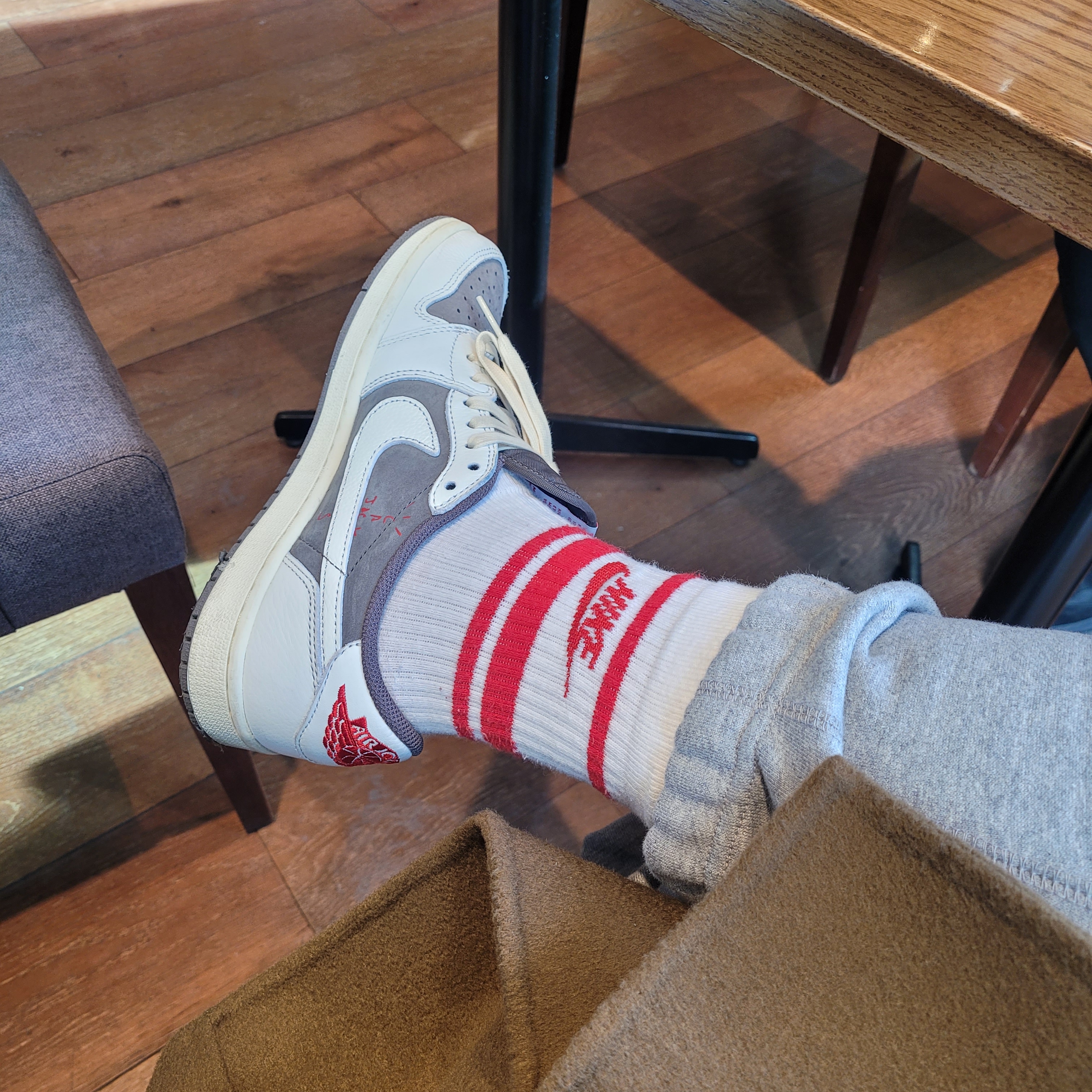 Jordan 1 x Travis Scott Retro Low OG SP Sail and Ridgerock, Nike NRG Solo Swoosh Fleece Pants Dark Grey Heather - Asia 착용 스타일