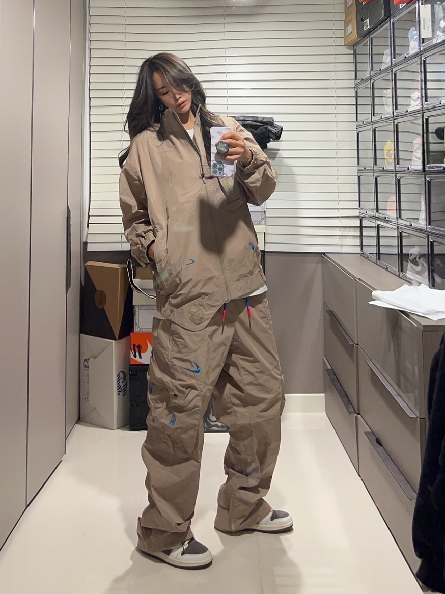 Nike x Off-White NRG Track Suit Khaki - Asia, Jordan 1 x Travis Scott Retro Low OG SP Sail and Ridgerock 착용 스타일 - 3
