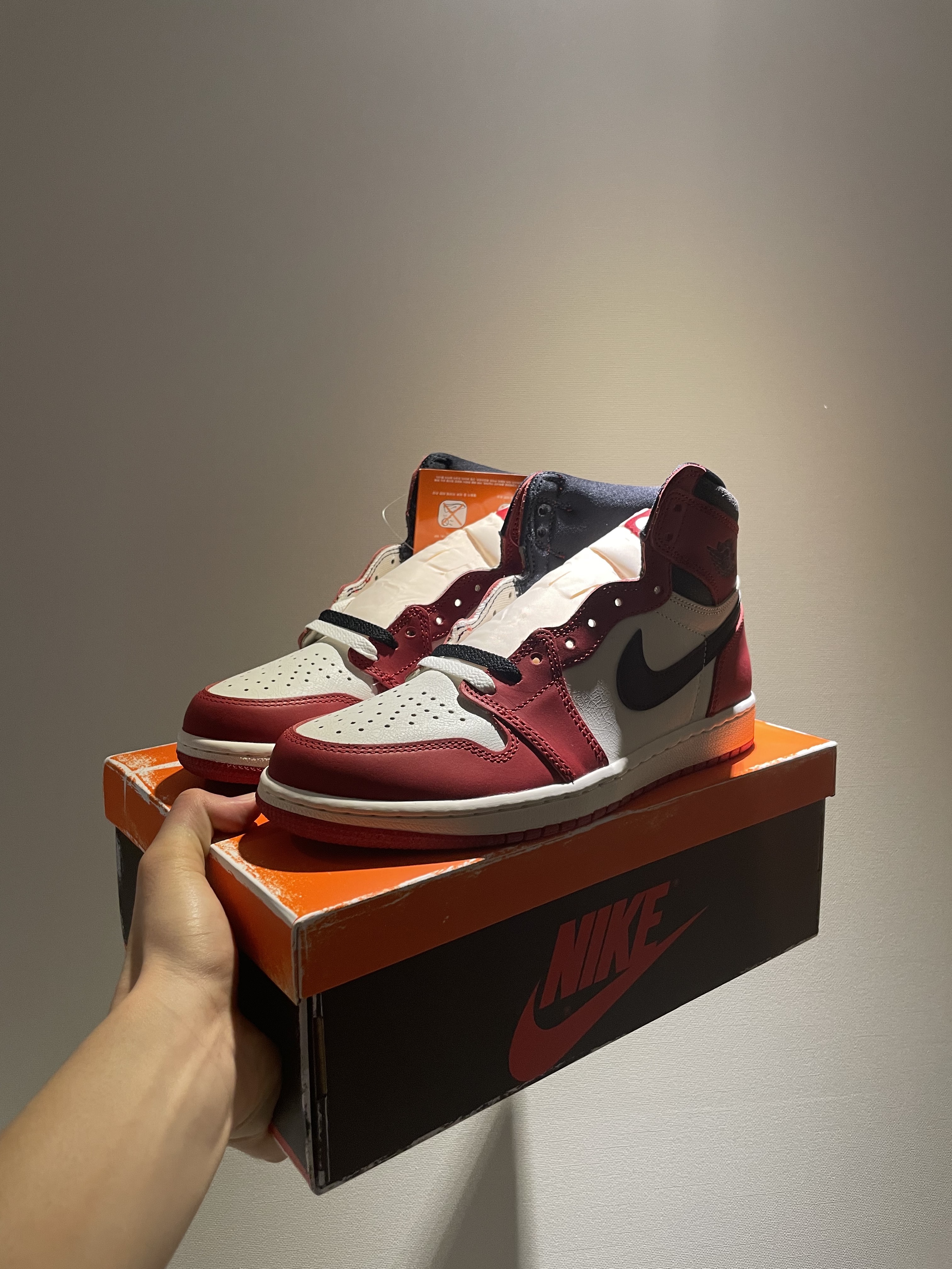Jordan 1 x Travis Scott Retro Low OG SP Sail and Ridgerock, Jordan 1 Retro High OG Chicago 2022 착용 스타일 - 2