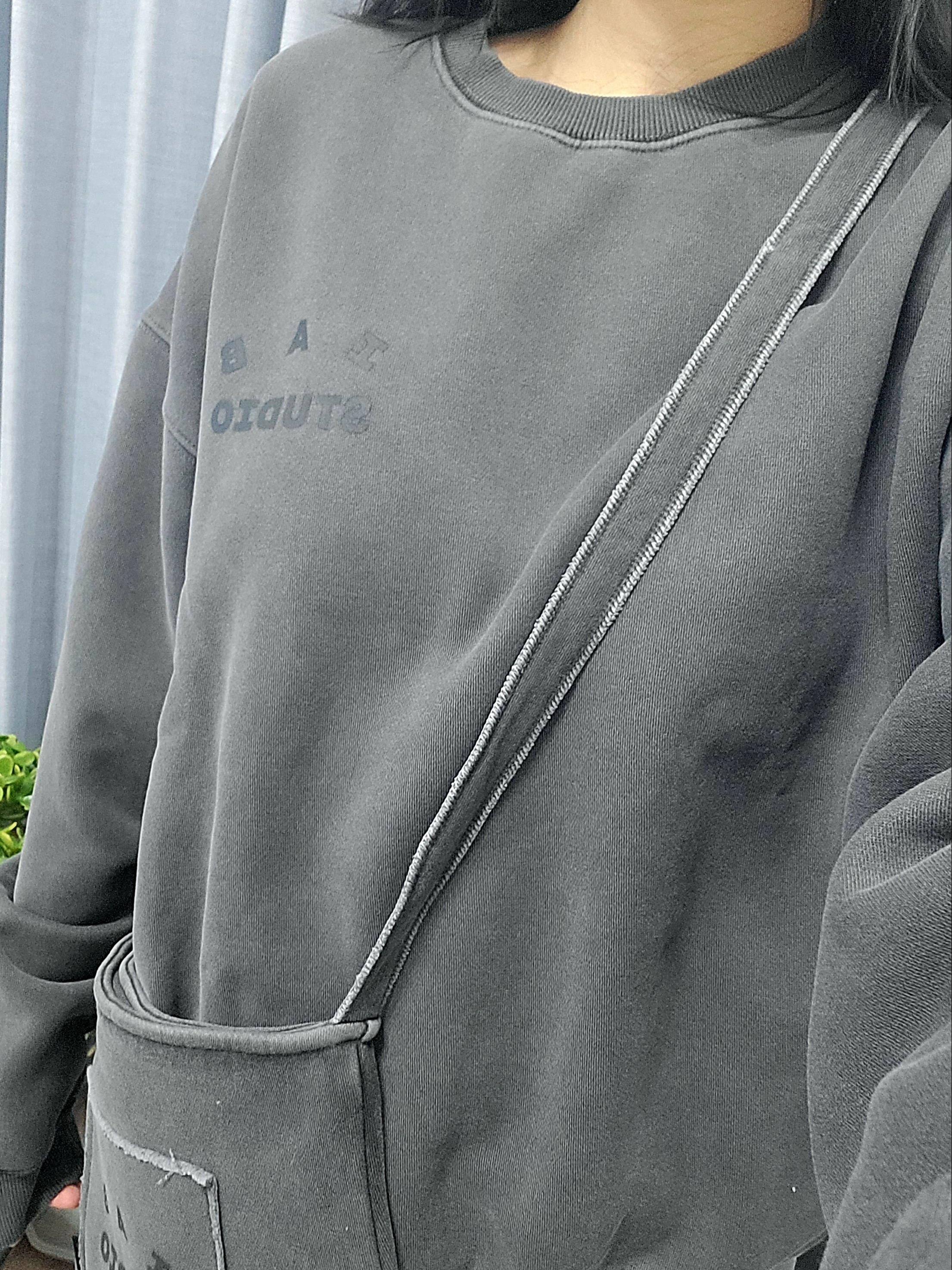 IAB Studio Pigment Sweatshirt & Mini Bag Black 착용 스타일 - 2