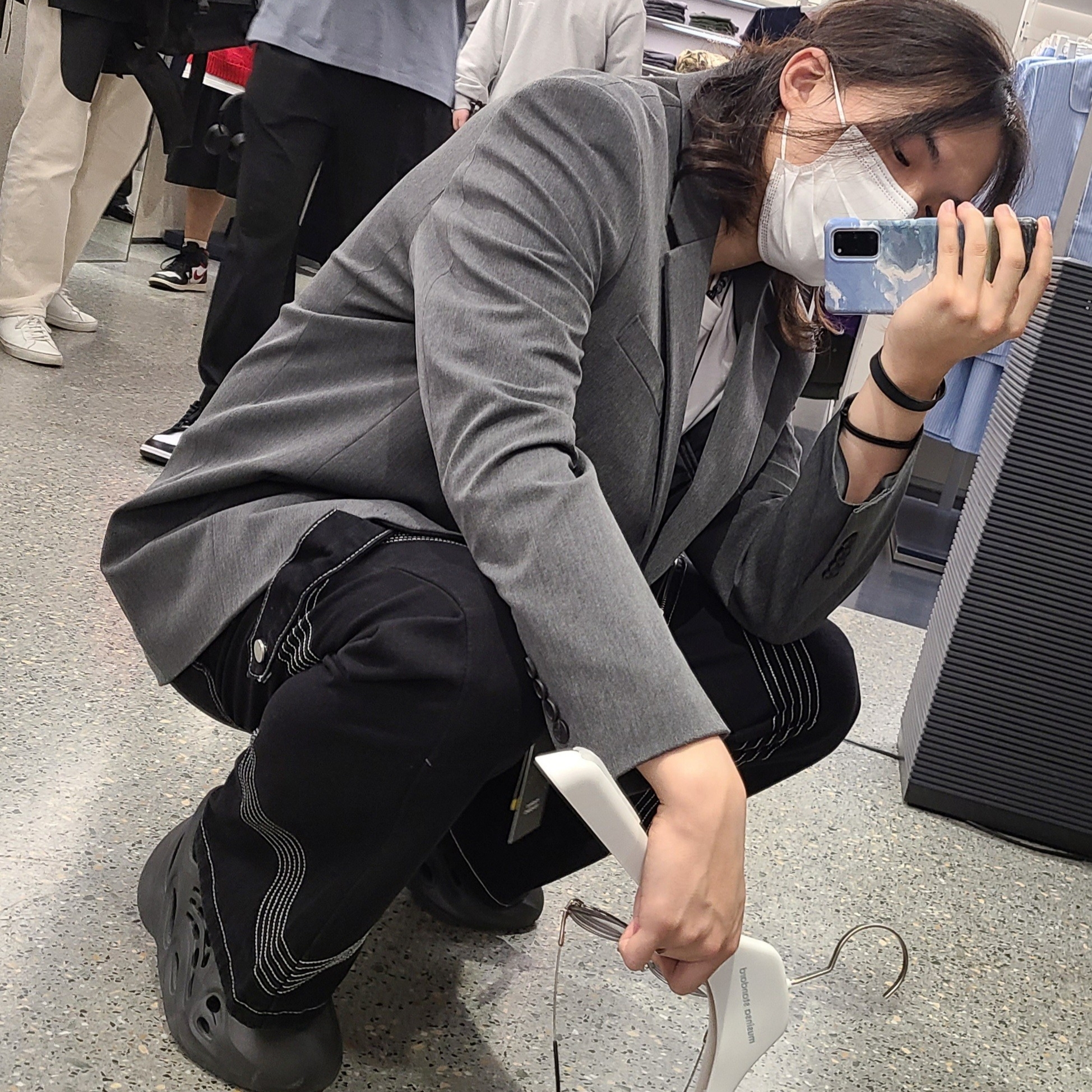 Adidas Yeezy Foam RNNR Onyx 착용 스타일 - 2