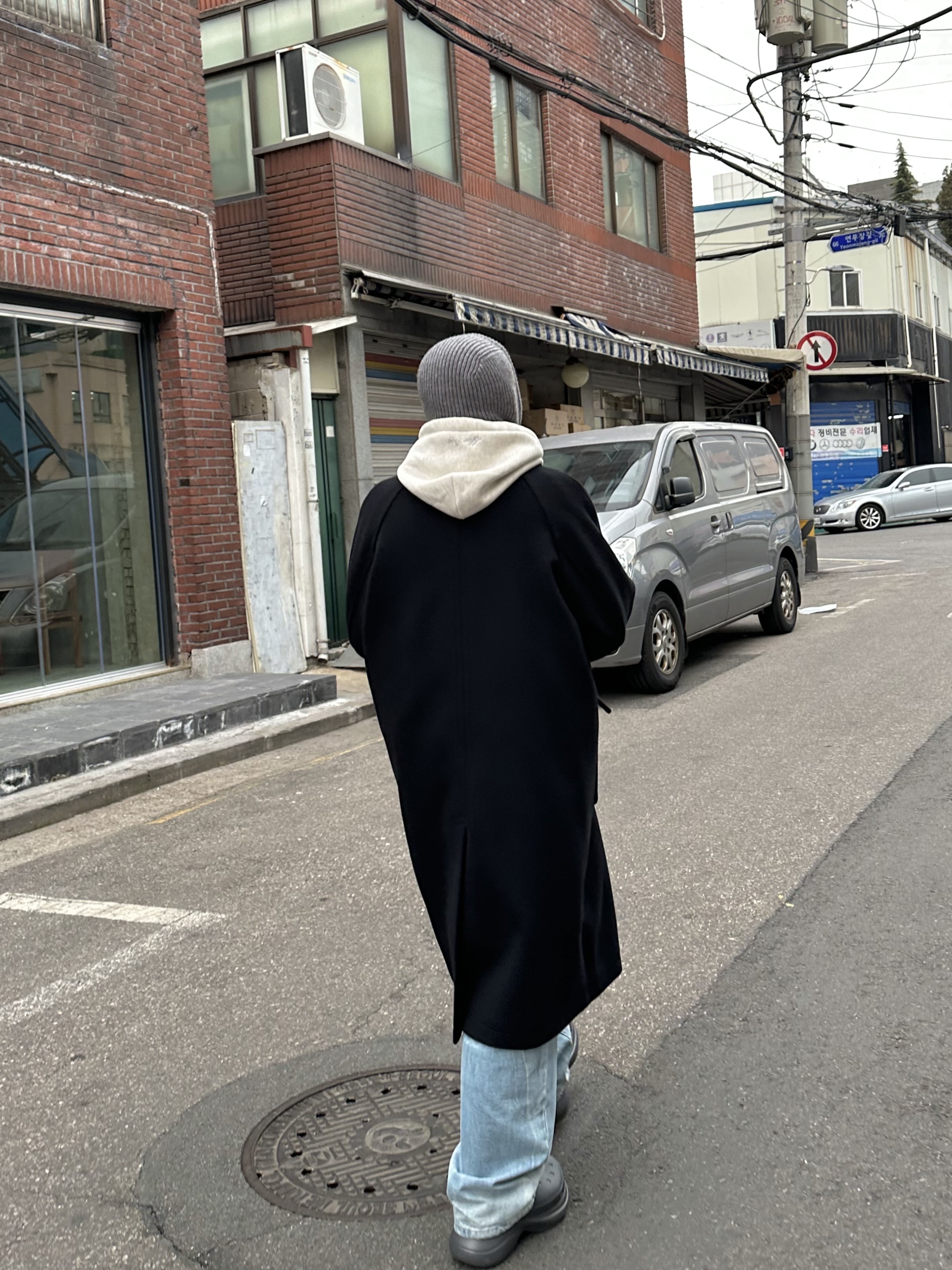 Balenciaga x Crocs Rubber Boot Grey 착용 스타일 - 3