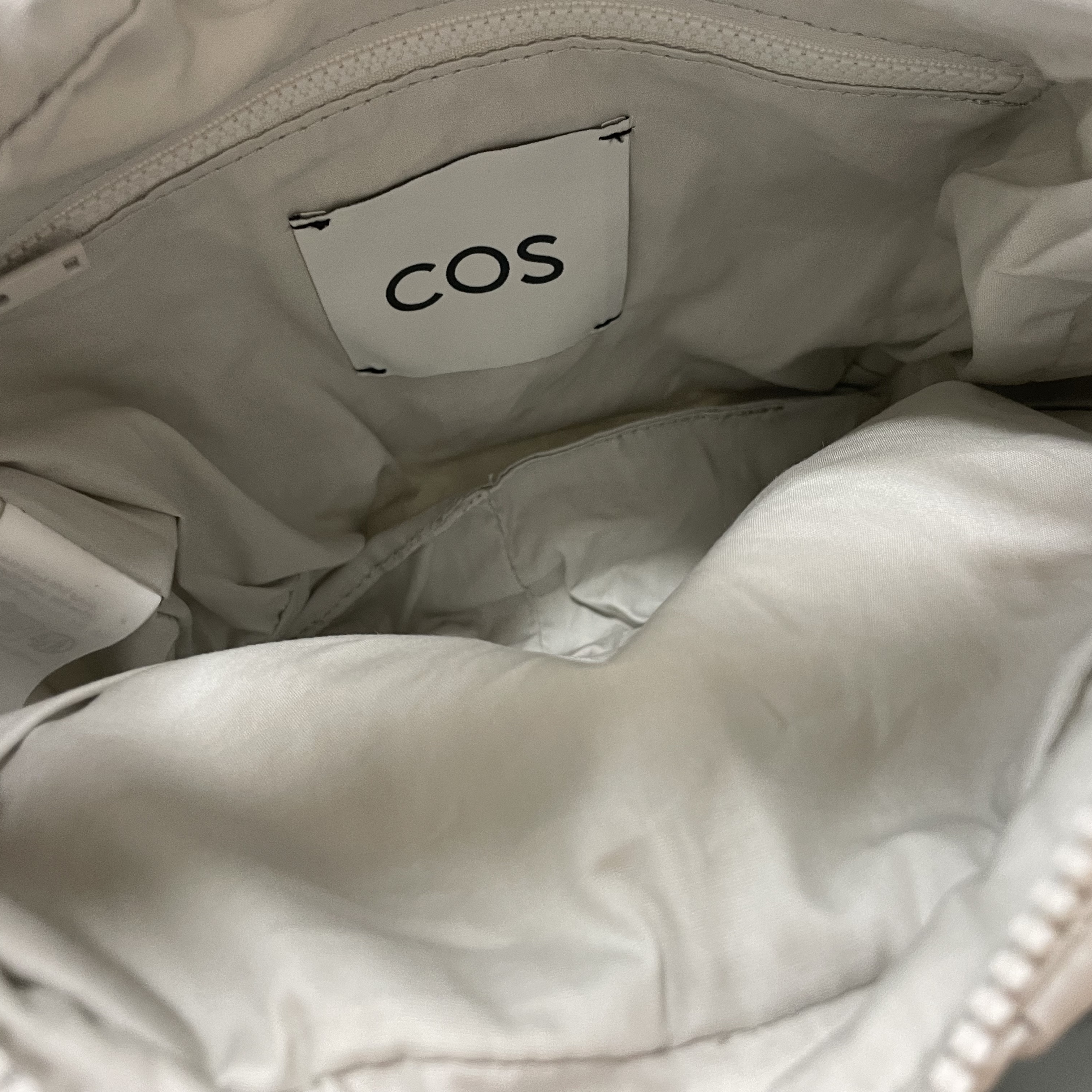 COS Quilted Mini Bag Light Grey 착용 스타일 - 3