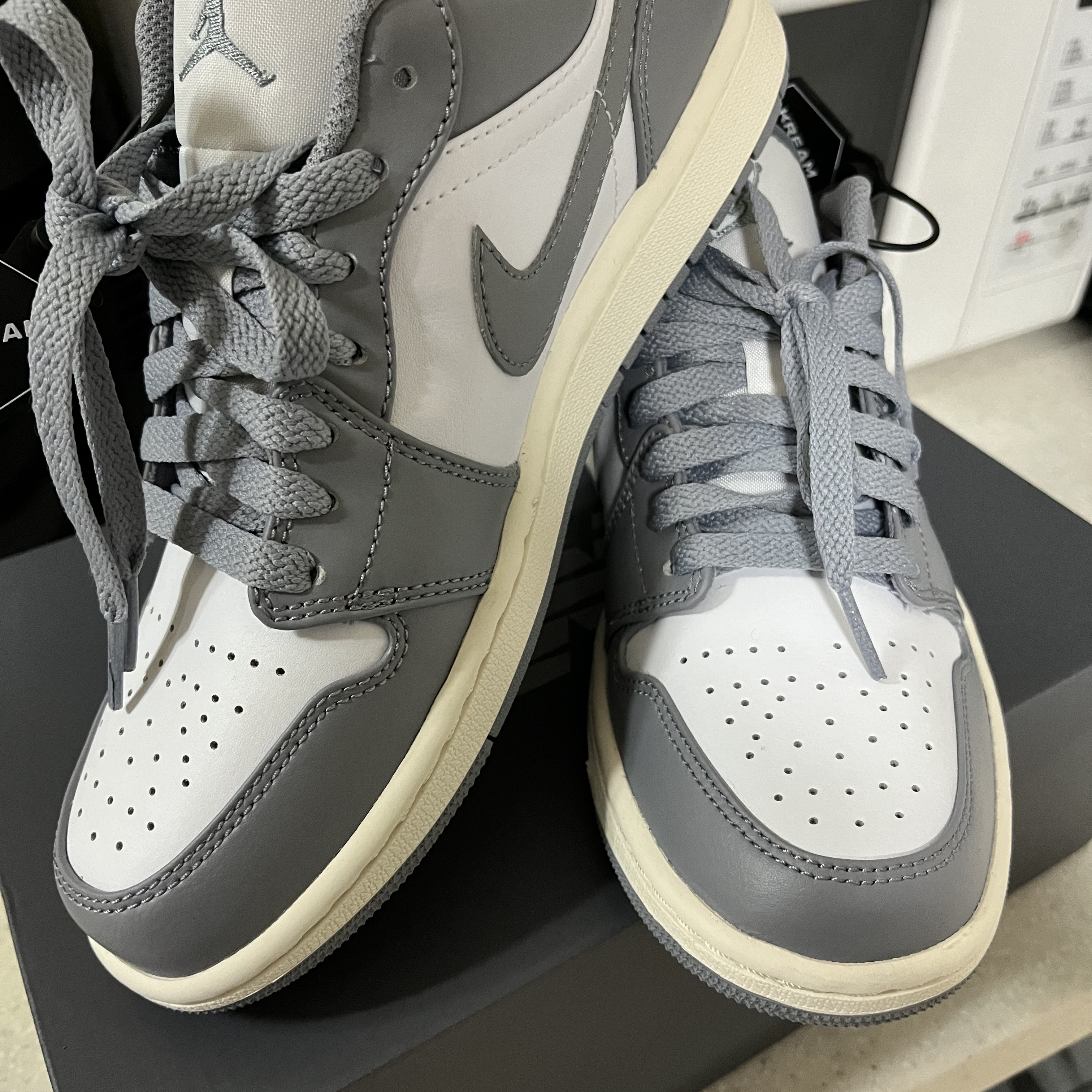 Jordan 1 Low Stealth and White 착용 스타일