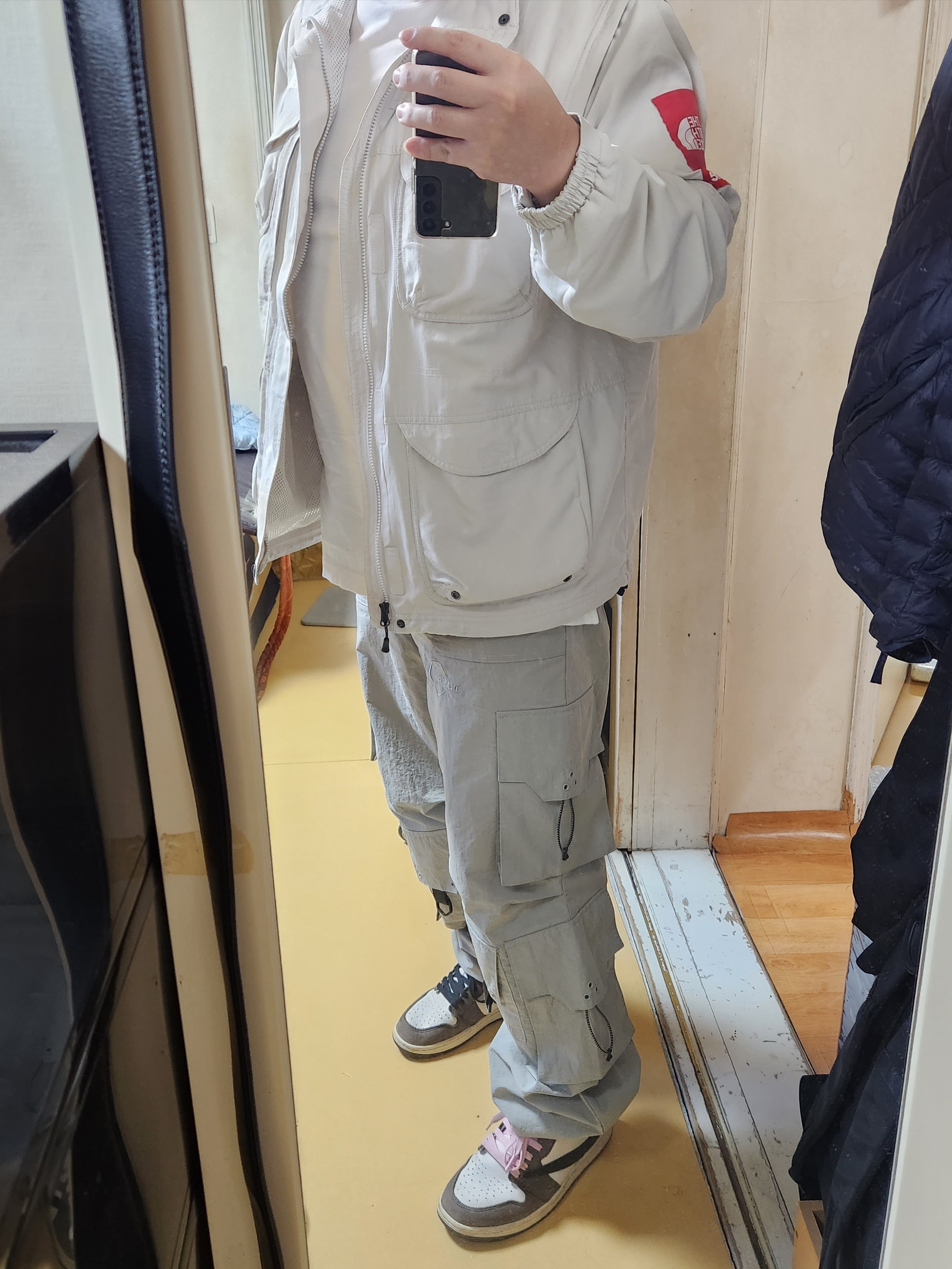 Supreme x The North Face Trekking Convertible Jacket Stone - 22SS, Jordan 1 x Travis Scott Retro High OG SP Mocha 착용 스타일