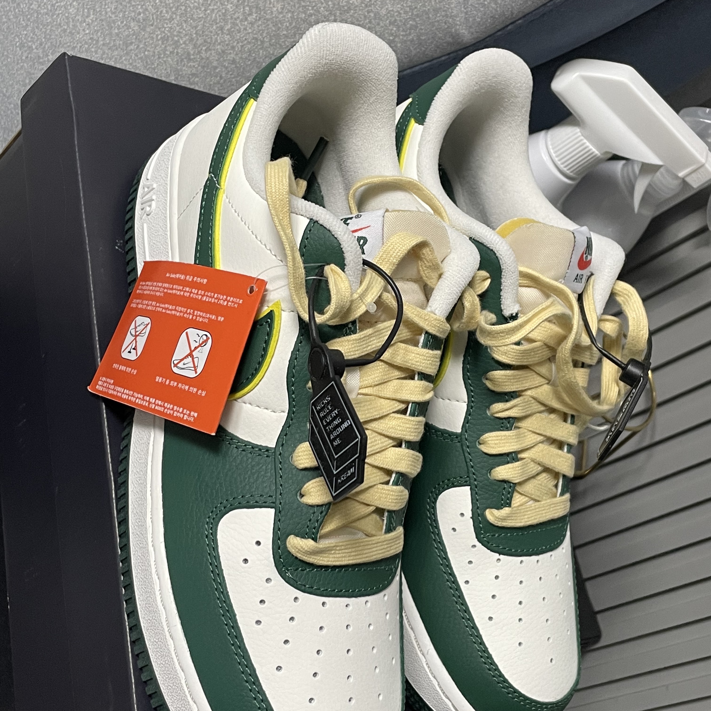 Nike Air Force 1 '07 LV8 Sail Noble Green 착용 스타일 - 2