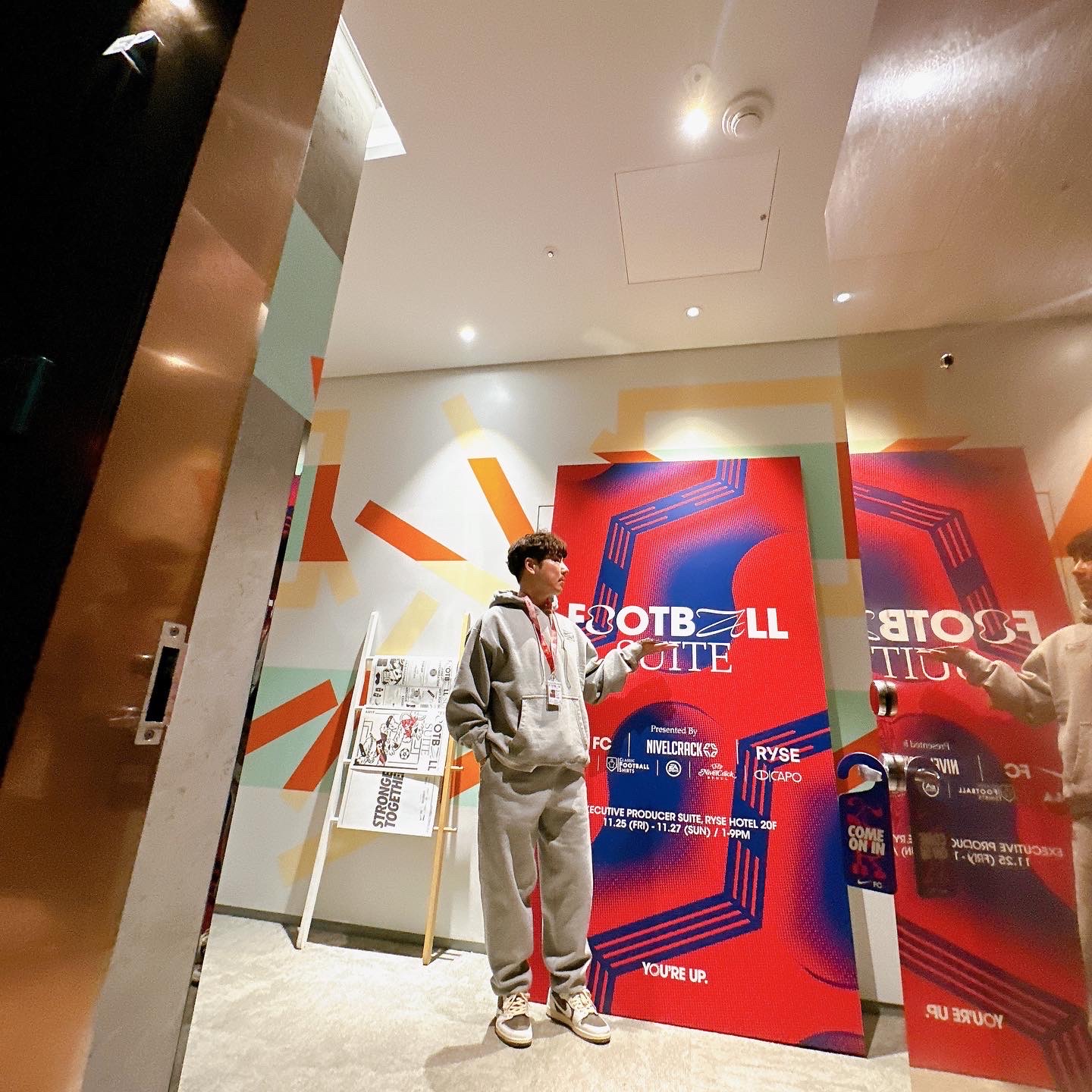 Jordan 1 x Travis Scott Retro Low OG SP Sail and Ridgerock, Nike x Stussy NRG RA Pullover Hoodie Dark Grey Heather (DJ9488-063) 착용 스타일 - 2
