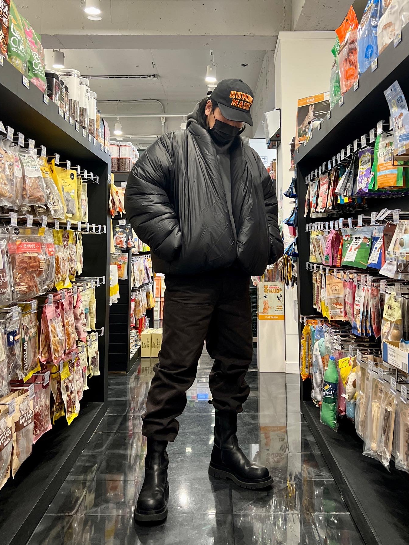 Yeezy Gap Engineered By Balenciaga Round Jacket 2 Black, Yeezy Gap Engineered By Balenciaga Sateen Cargo Pants Black 착용 스타일