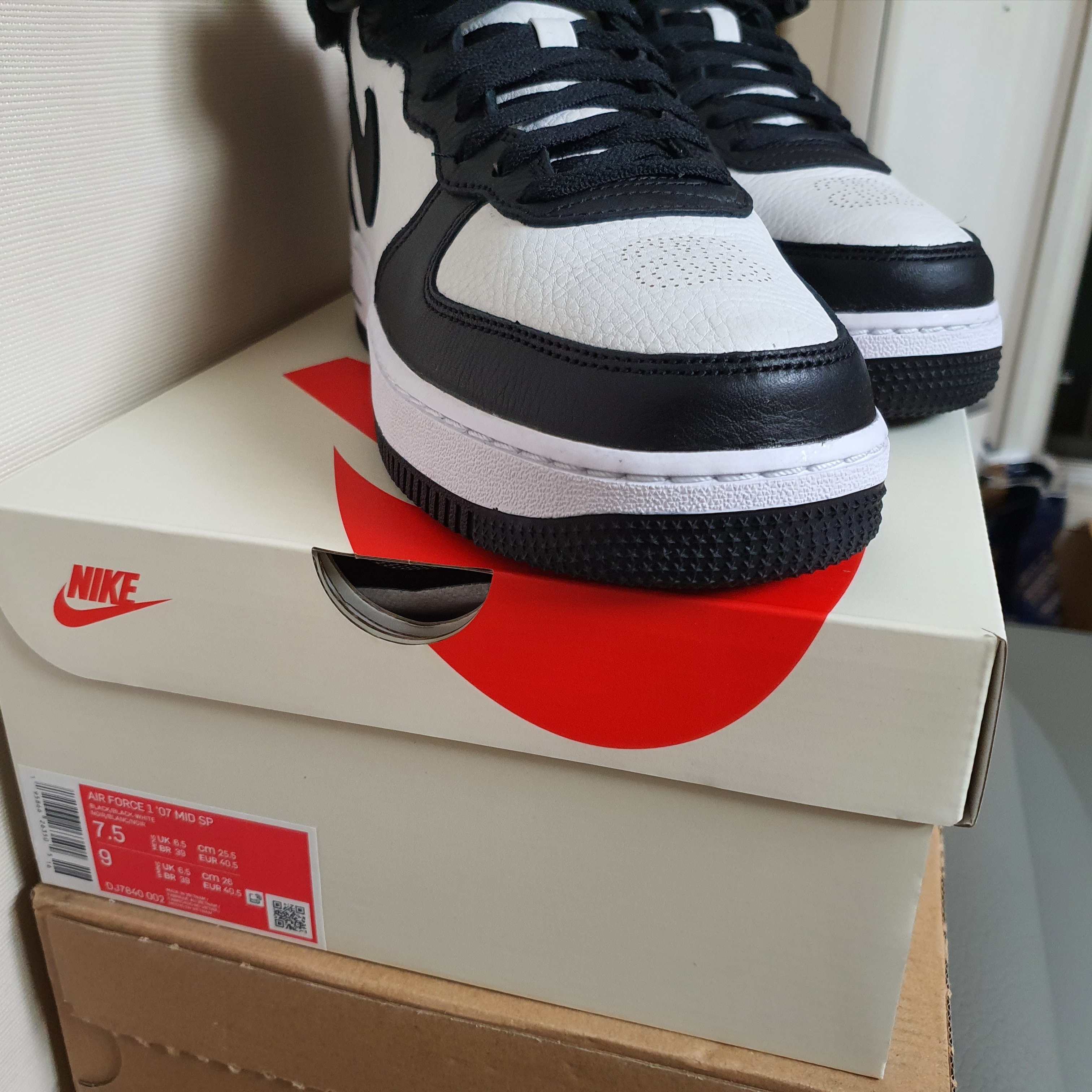 Nike x Stussy Air Force 1 '07 Mid SP Black and Light Bone 착용 스타일 - 3