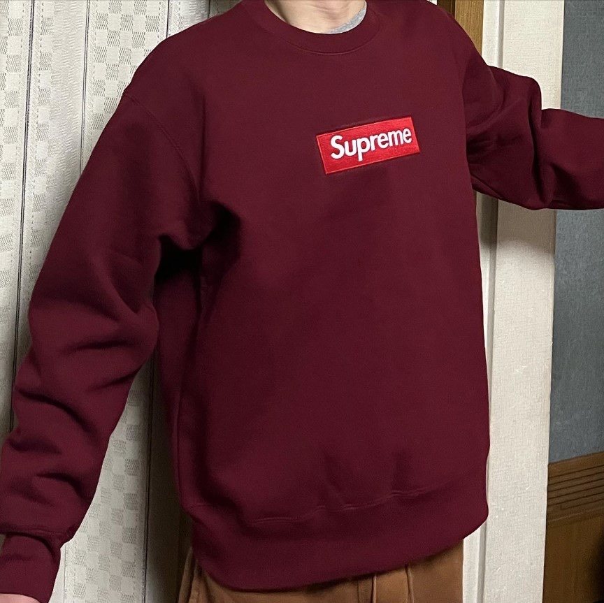 Supreme Box Logo Crewneck Dark Pine - 22FW, Supreme Box Logo Crewneck Brown - 22FW 착용 스타일 - 2