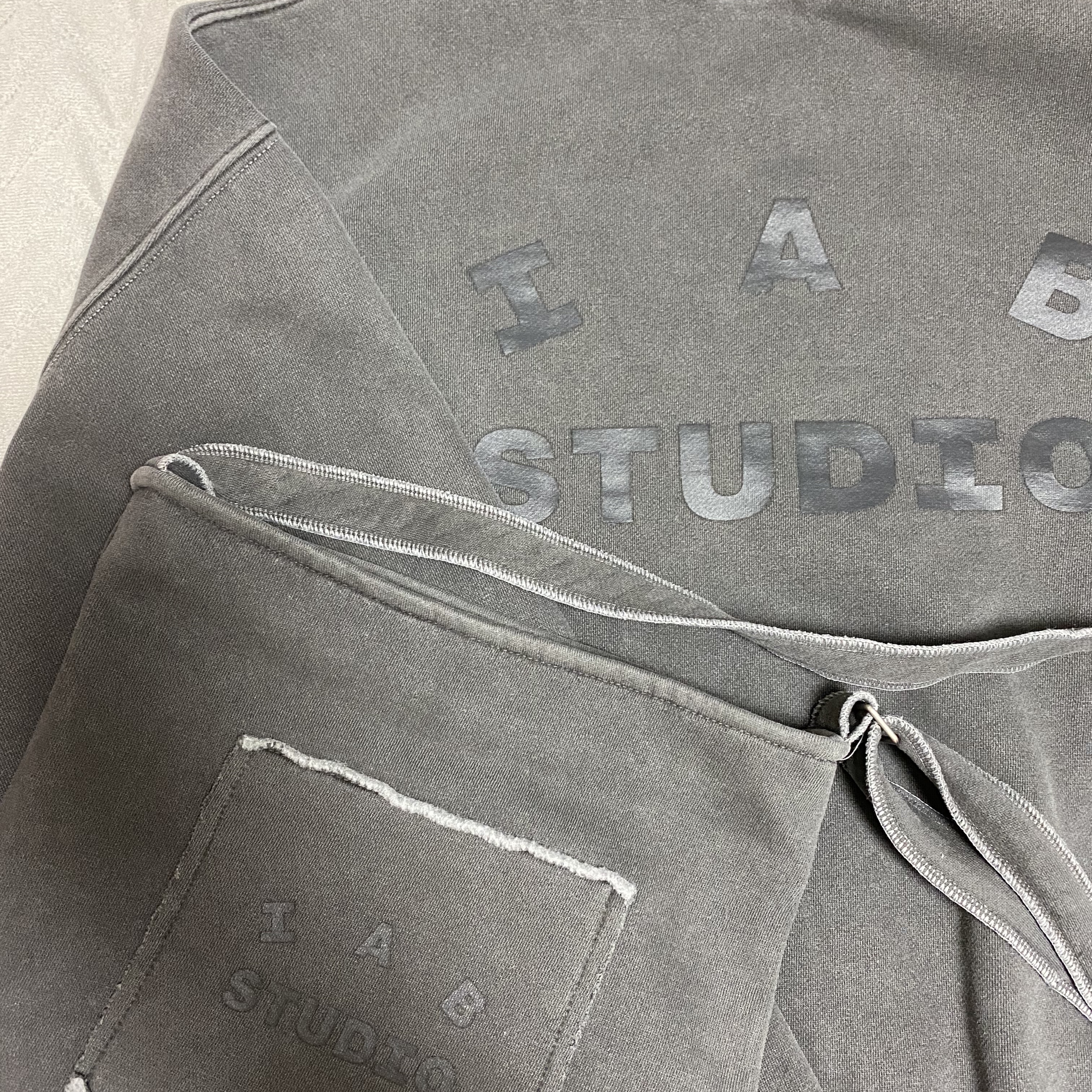 IAB Studio Pigment Sweatshirt & Mini Bag Black 착용 스타일