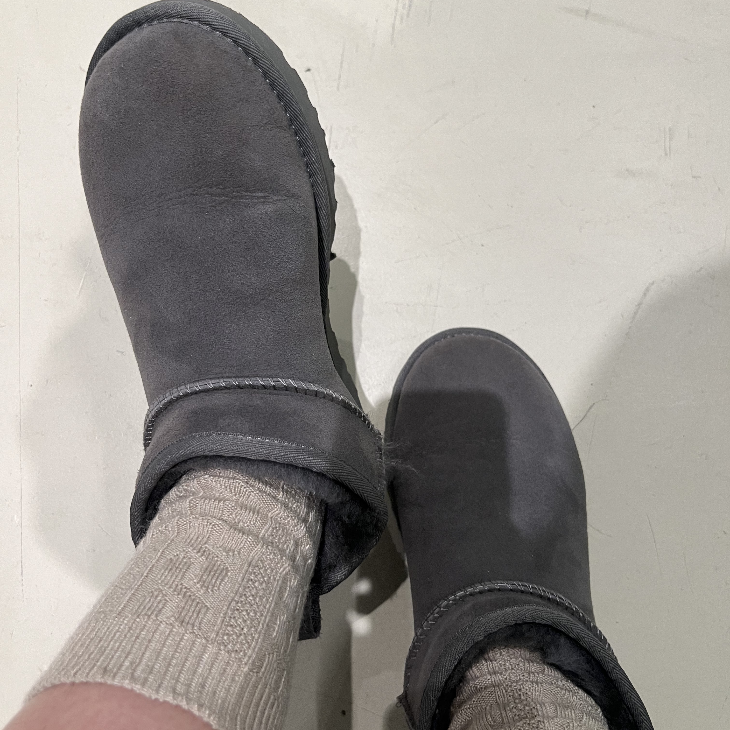 (W) UGG Classic Ultra Mini Boots Grey 착용 스타일 - 1