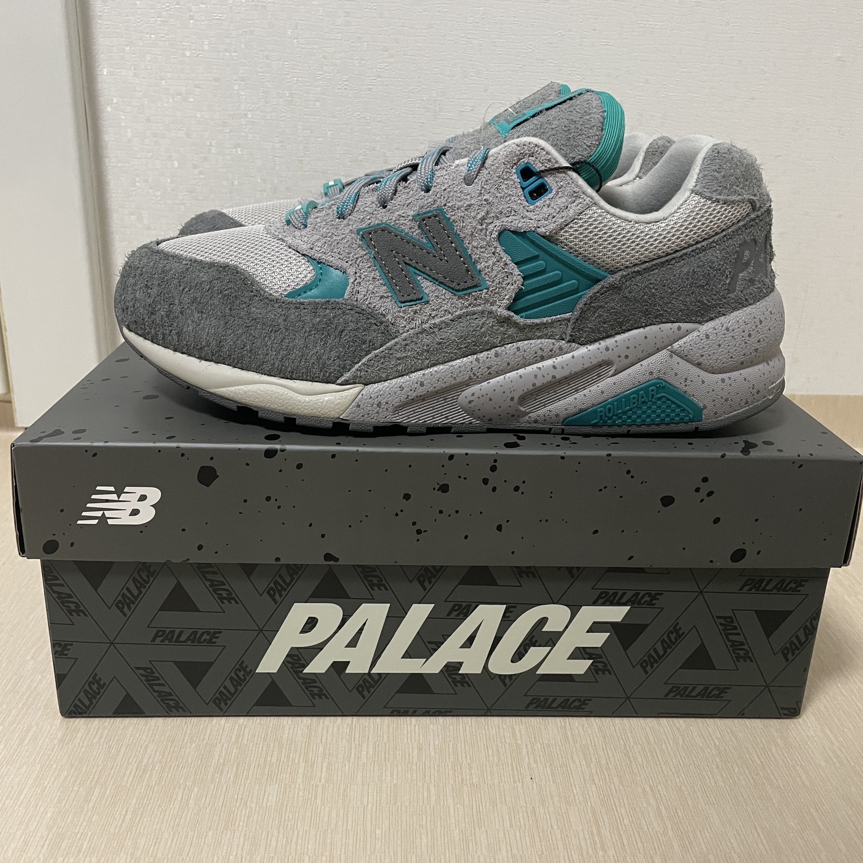 New Balance x Palace MT580 Gargoyle Lapis Blue 착용 스타일 - 5