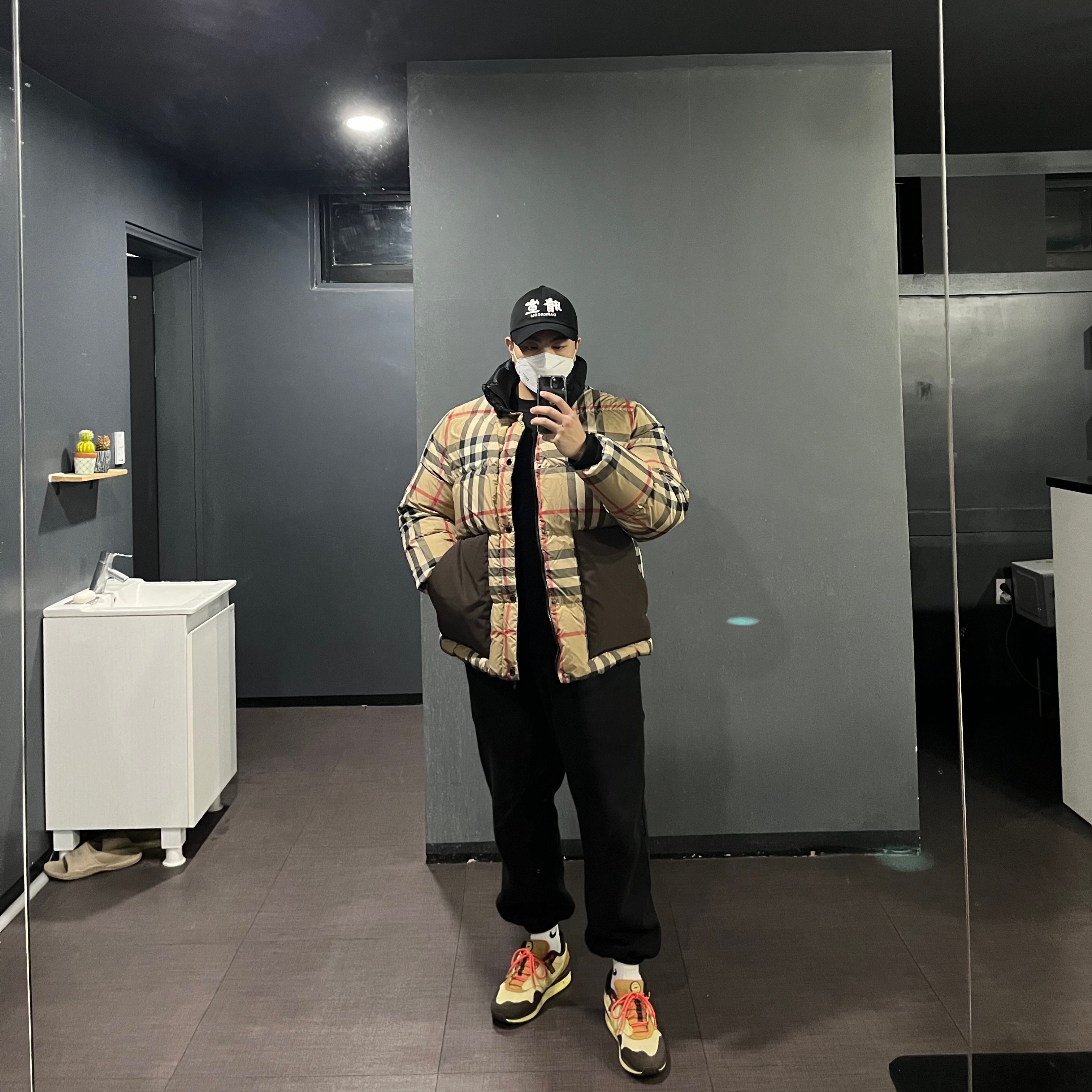 Darkr8m Studio White Logo Cap, Burberry Check Puffer Jacket Archive Beige 착용 스타일