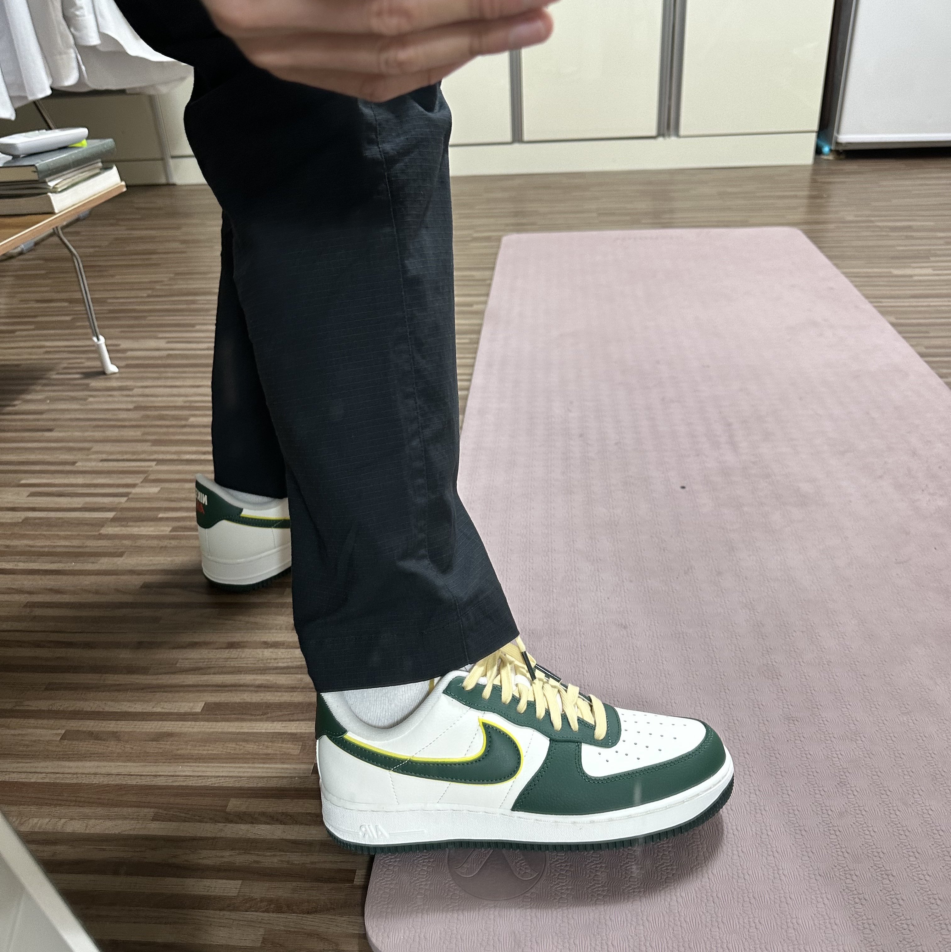 Nike Air Force 1 '07 LV8 Sail Noble Green 착용 스타일 - 2