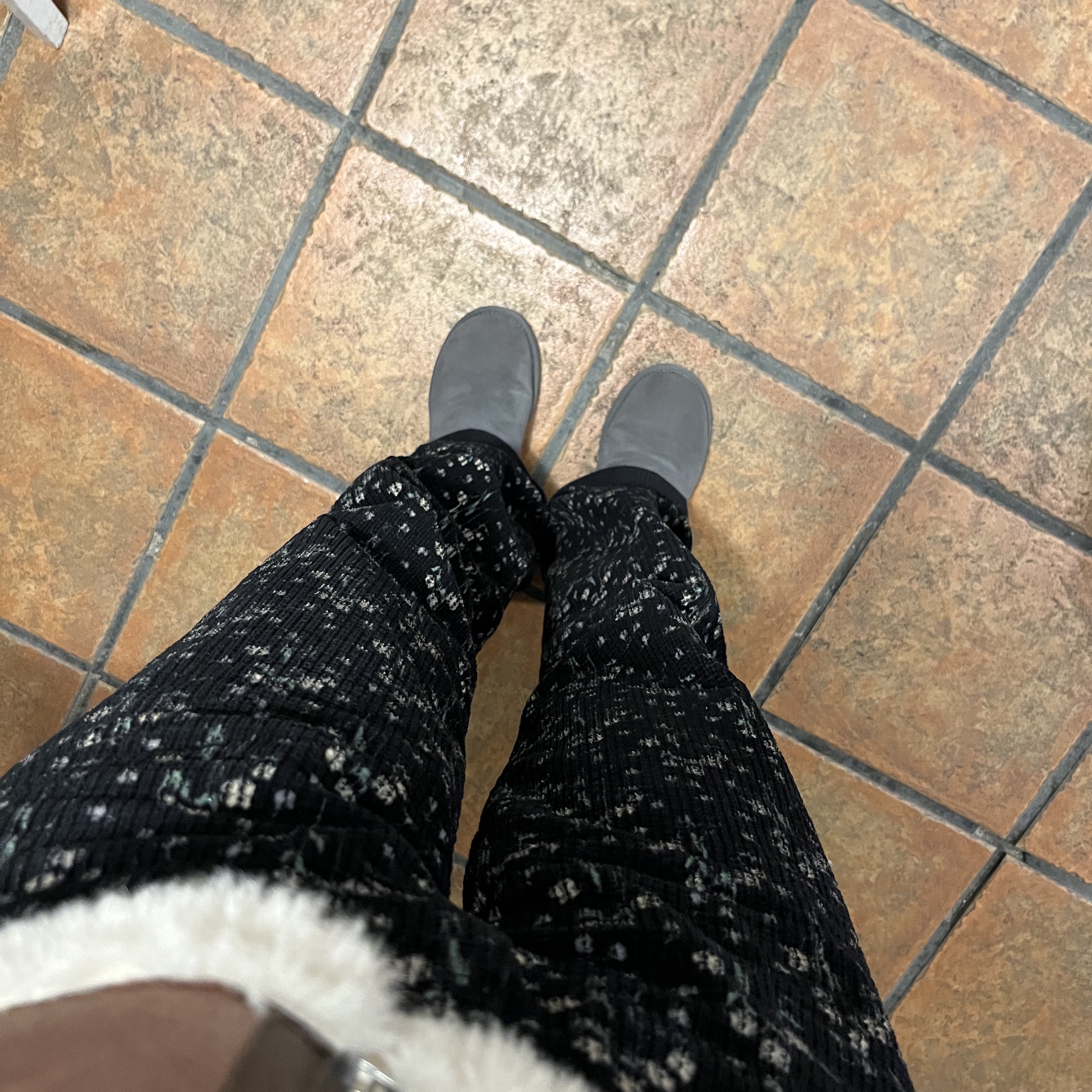 (W) UGG Classic Ultra Mini Boots Grey 착용 스타일 - 4