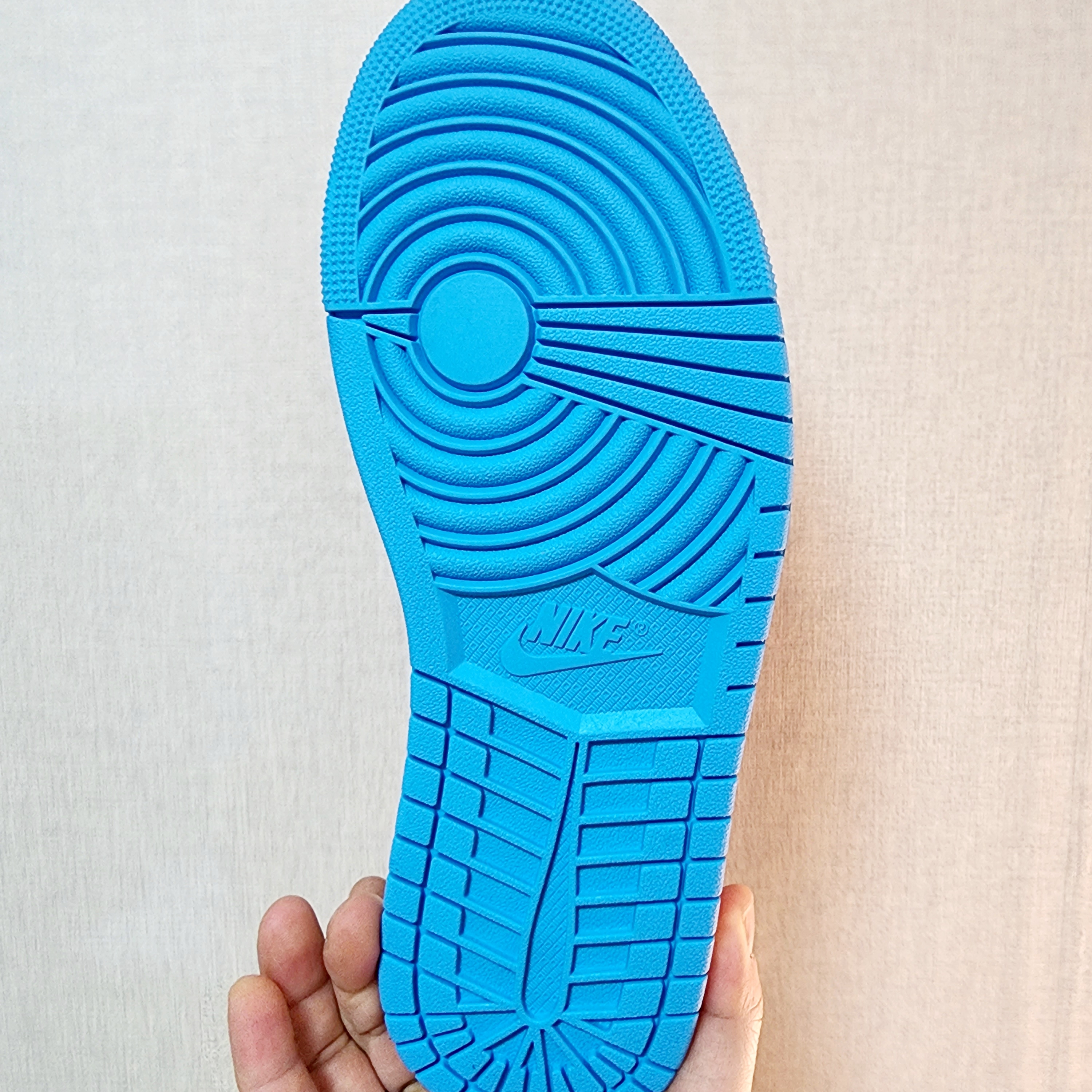 Jordan 1 Retro Low OG Black and Dark Powder Blue 착용 스타일 - 3