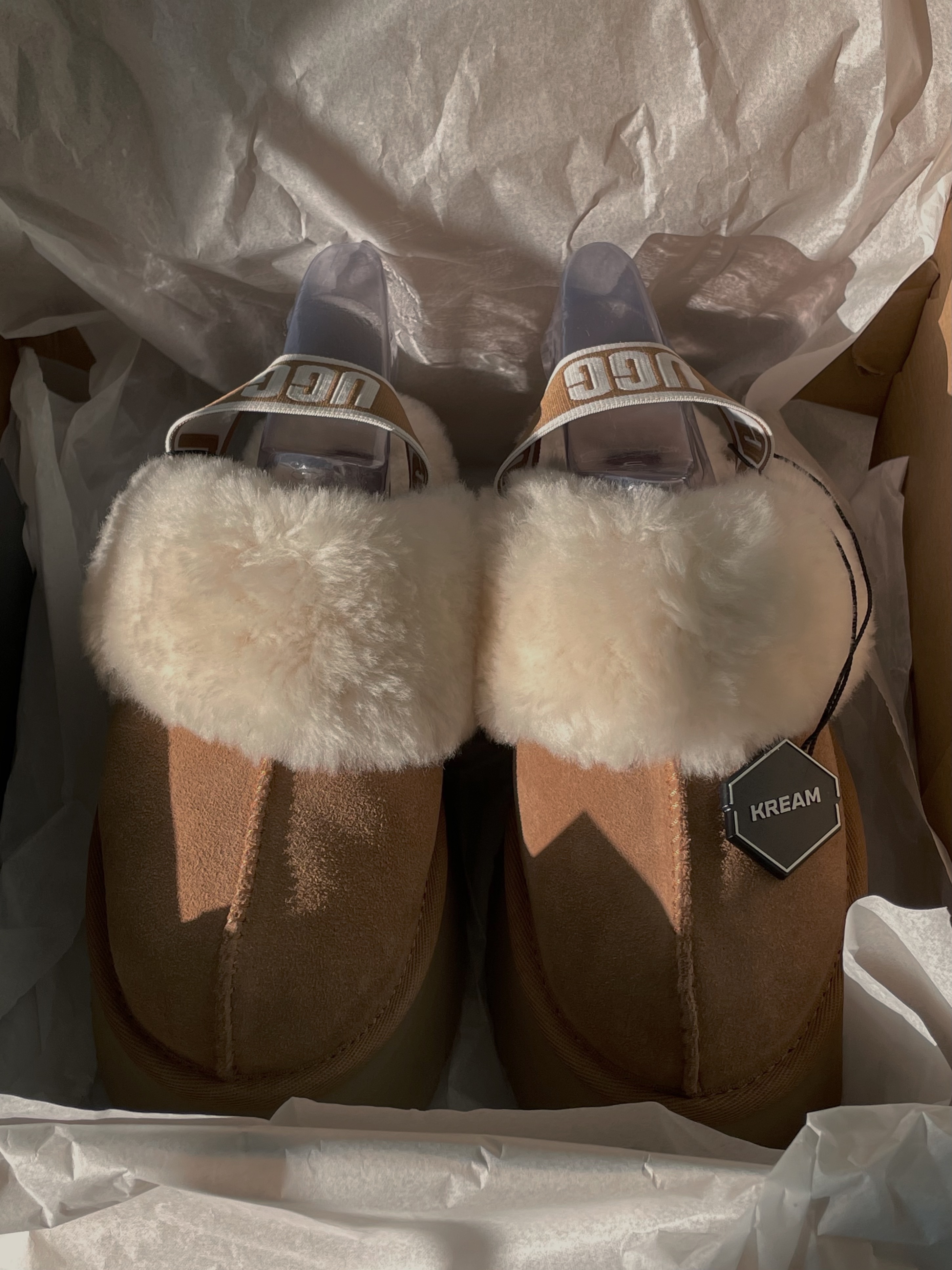 (W) UGG Funkette Slides Chestnut 착용 스타일 - 4