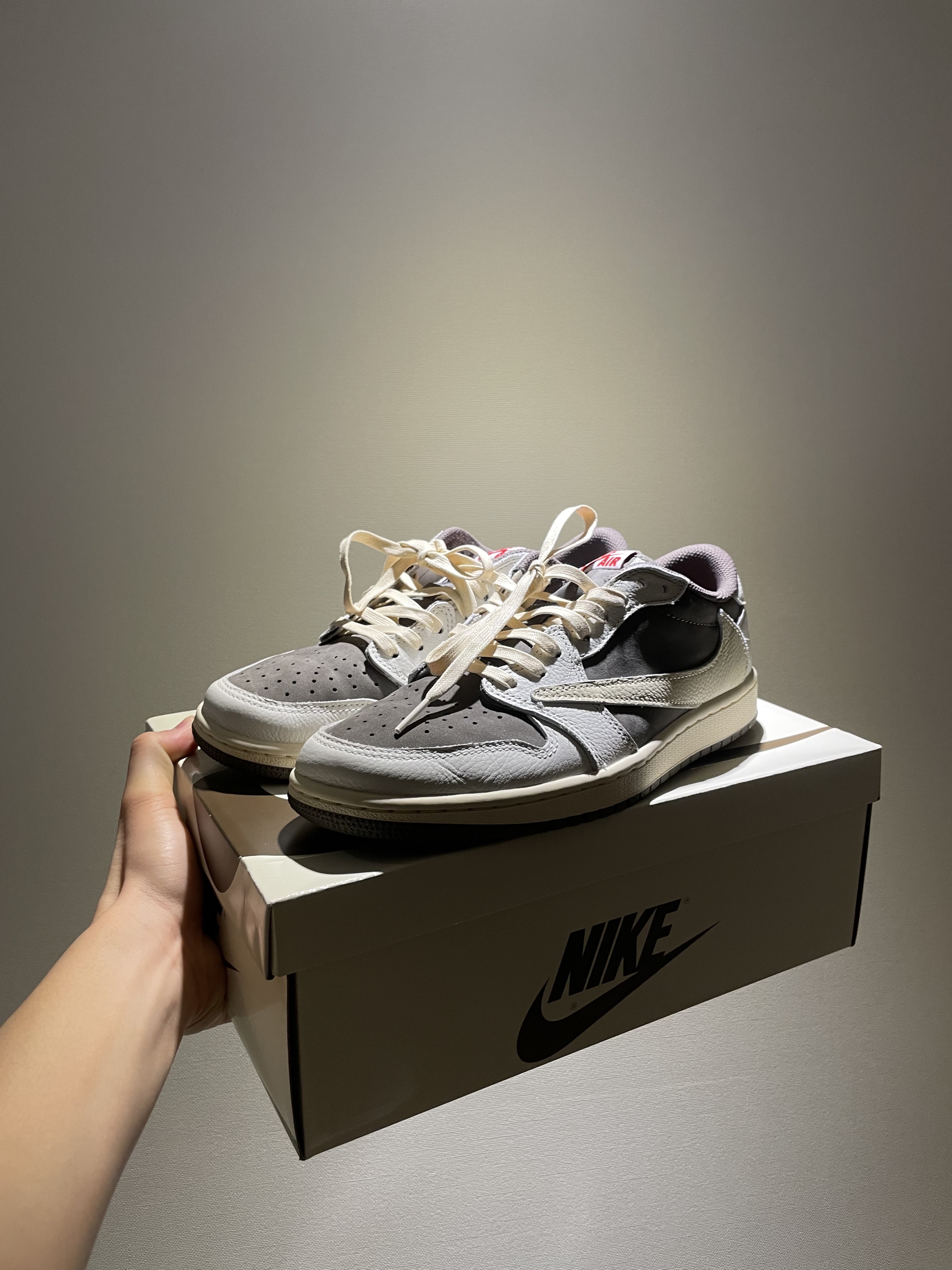 Jordan 1 x Travis Scott Retro Low OG SP Sail and Ridgerock, Jordan 1 Retro High OG Chicago 2022 착용 스타일 - 3