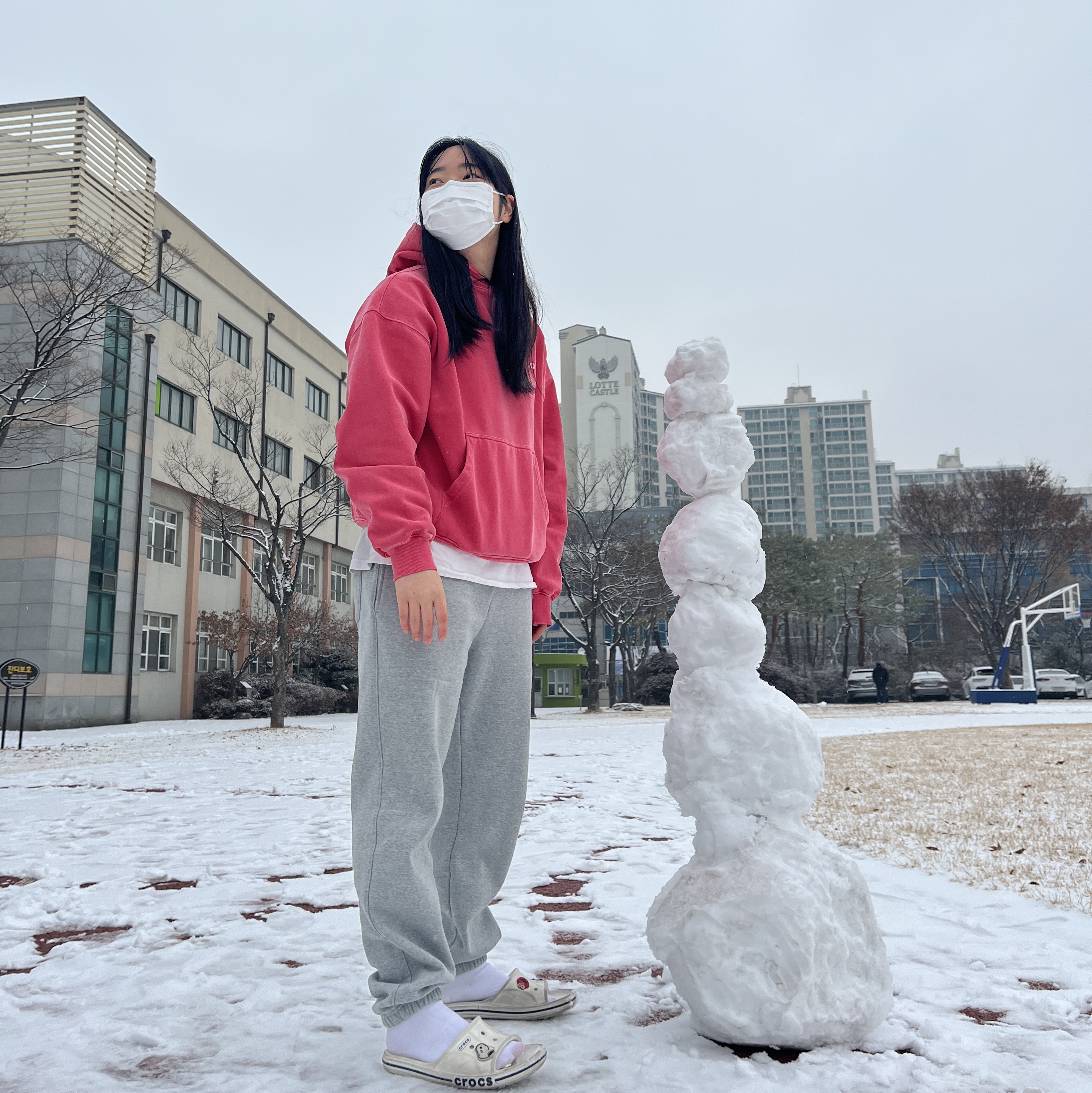 IAB Studio Pigment Hoodie & Sack Coral 착용 스타일
