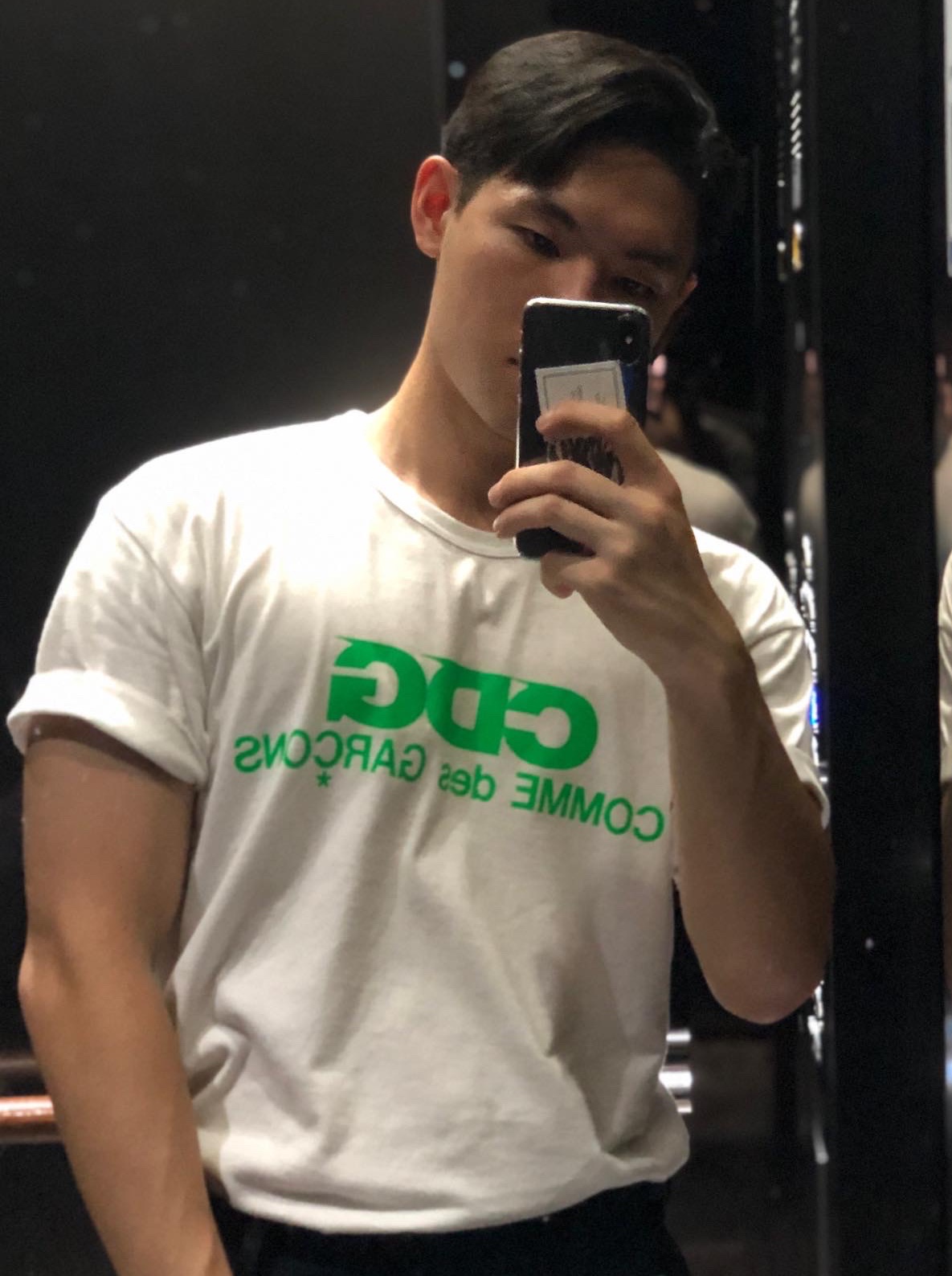 CDG Fluorescent Print T-Shirt White Green 착용 스타일 - 1
