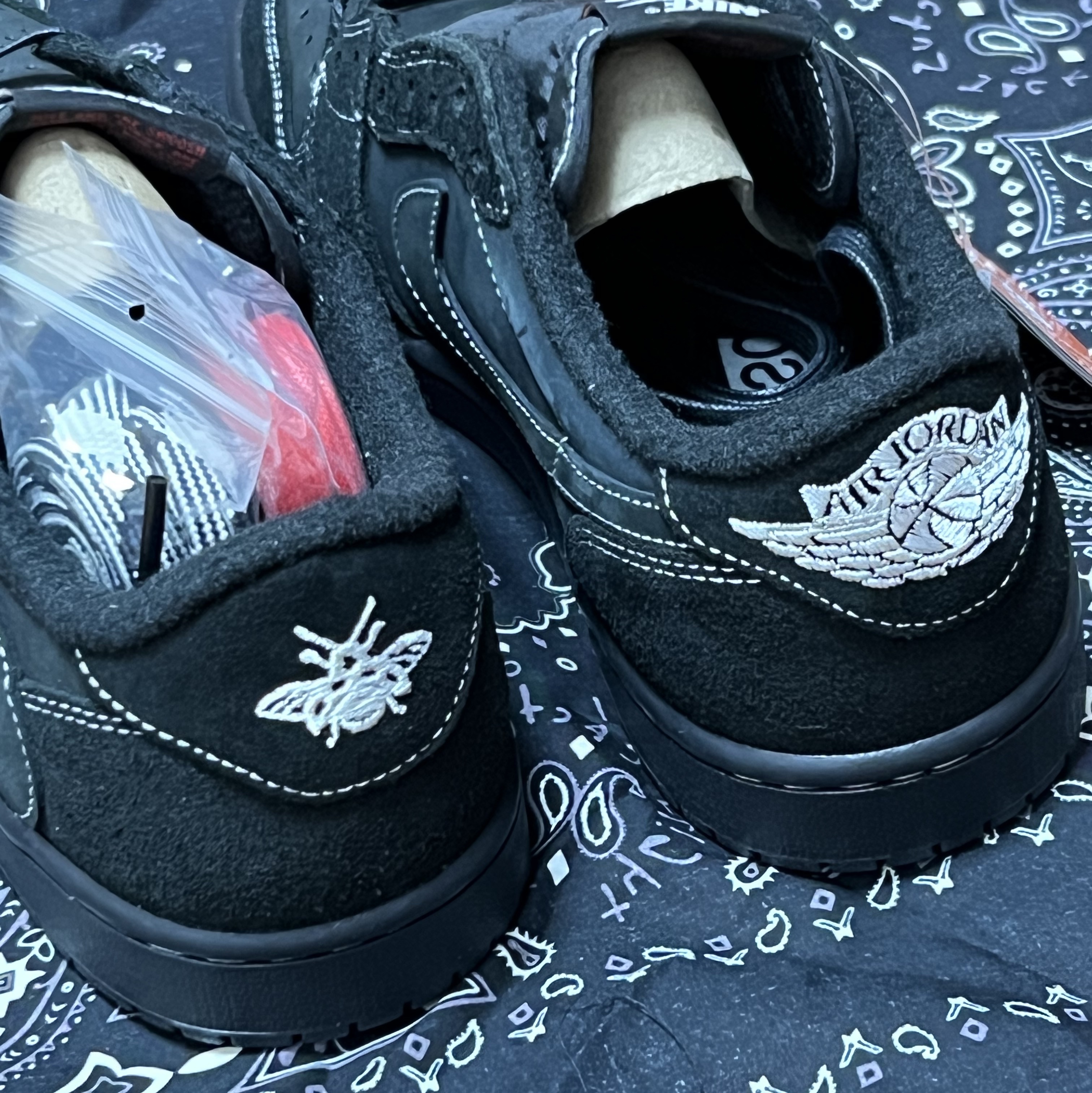 Jordan 1 x Travis Scott Retro Low OG SP Black Phantom 착용 스타일 - 3