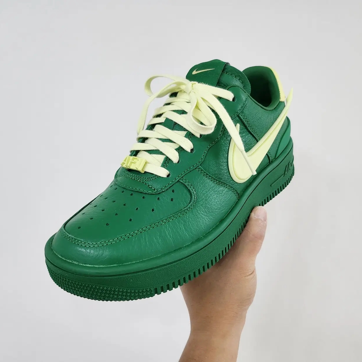 Nike x Ambush Air Force 1 Low SP Pine Green and Citron 착용 스타일 - 1