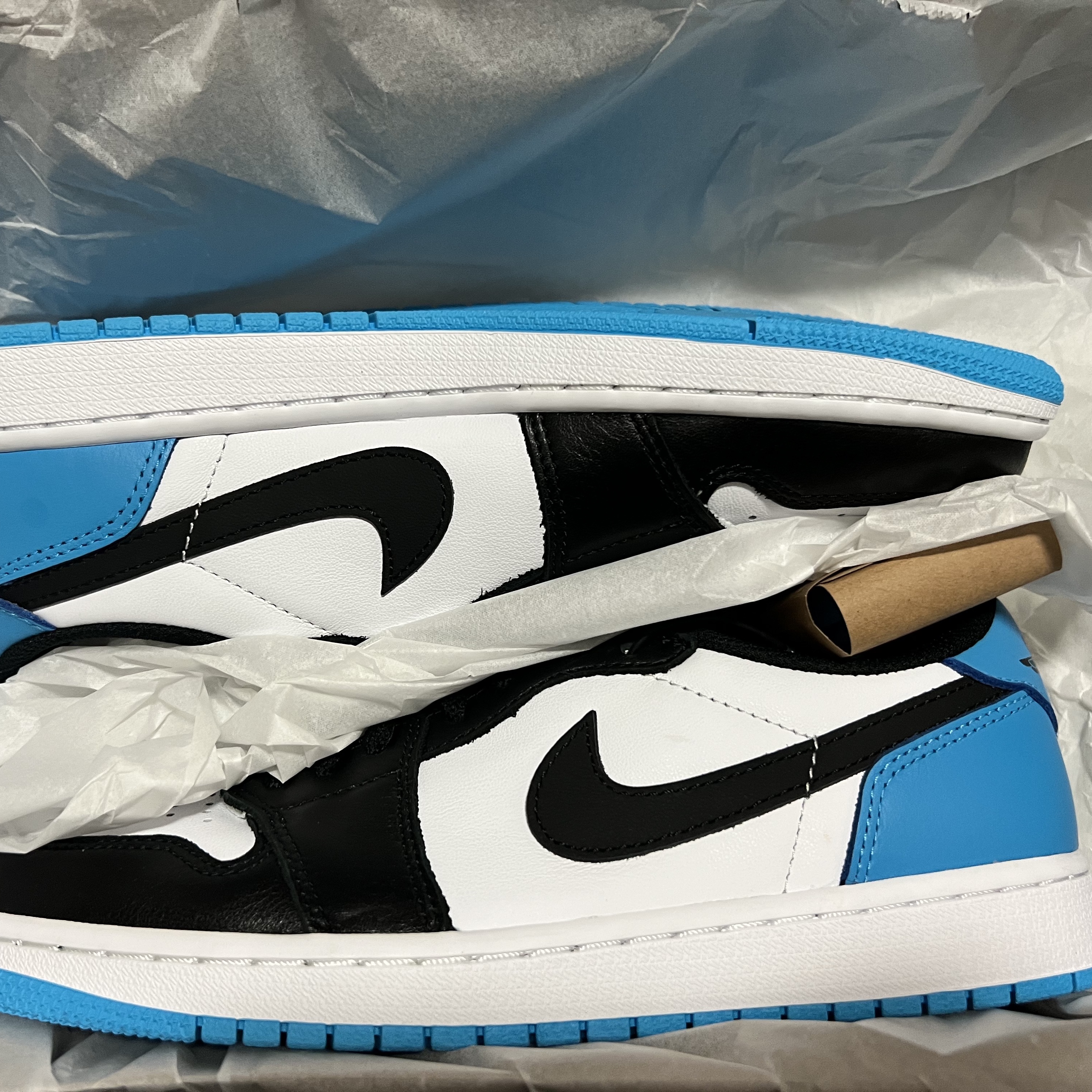 Jordan 1 Retro Low OG Black and Dark Powder Blue 착용 스타일 - 1