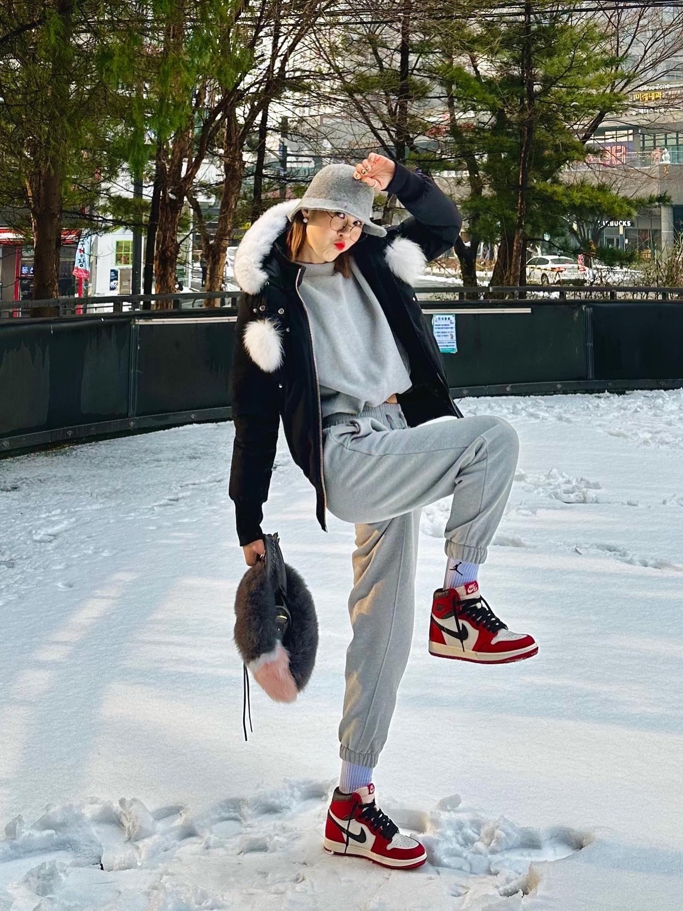 (W) Moose Knuckles Original Debbie Bomber Natural Fox Fur Black, Jordan 1 Retro High OG Chicago 2022 착용 스타일 - 3