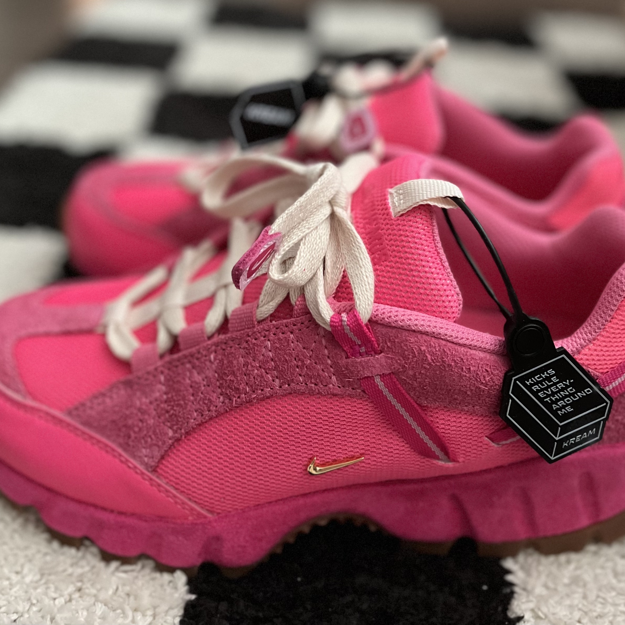 Nike x Jacquemus Air Humara LX Pink Flash 착용 스타일 - 2